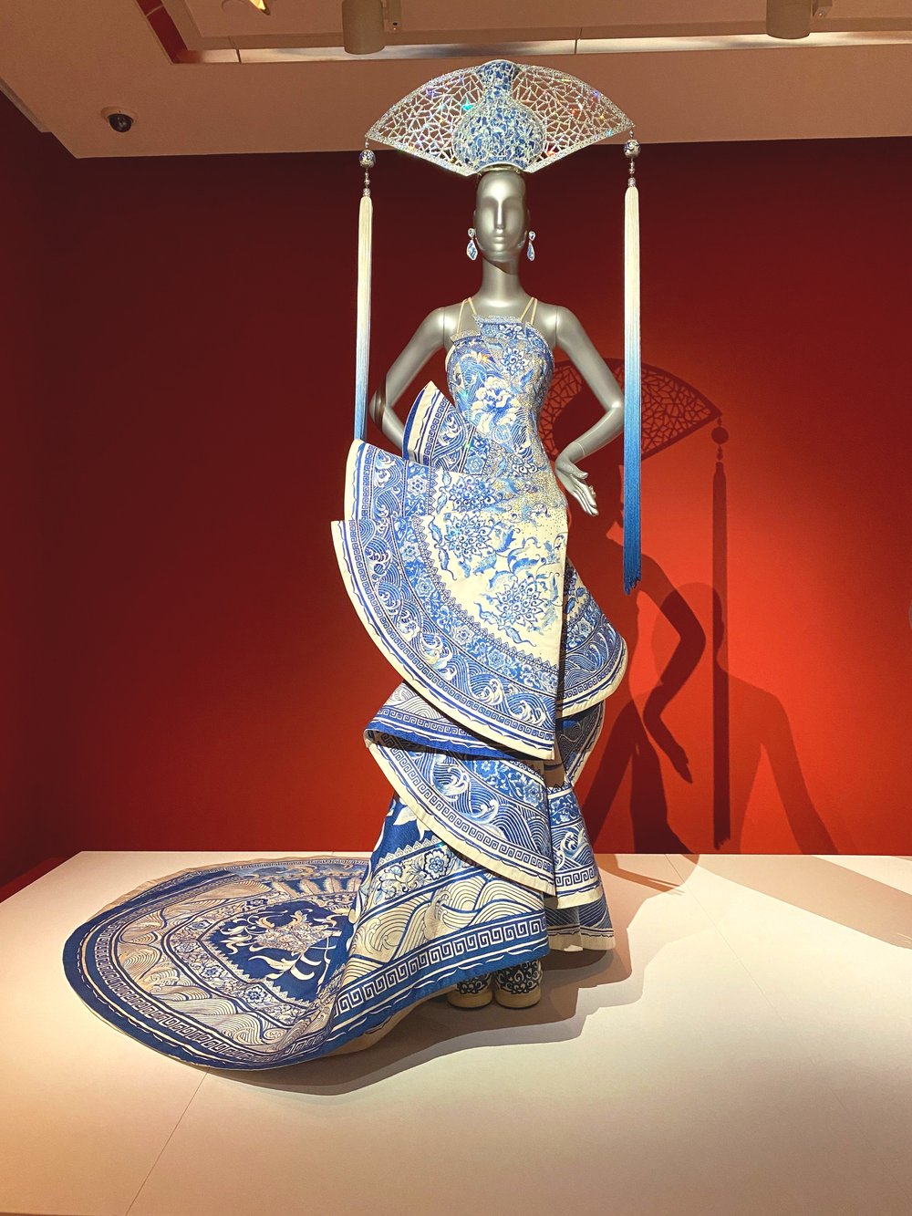 Guo+Pei+Blue+China+pattern+dress+with+china+urn+headress.jpg