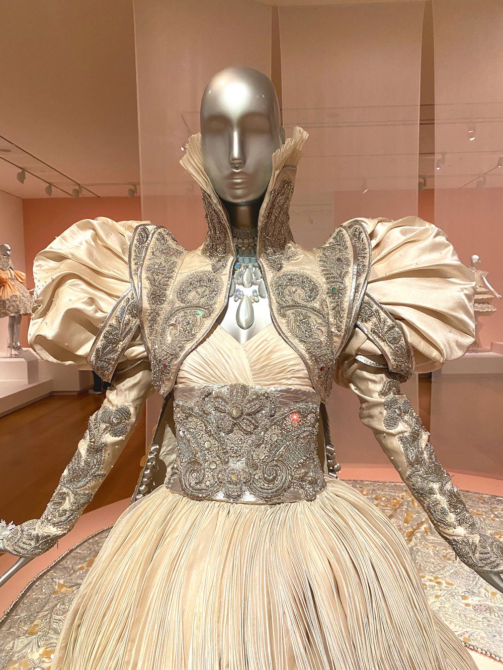 Guo+Pei+Dream+fantasy+gown+encrusted+with+jewels.jpg