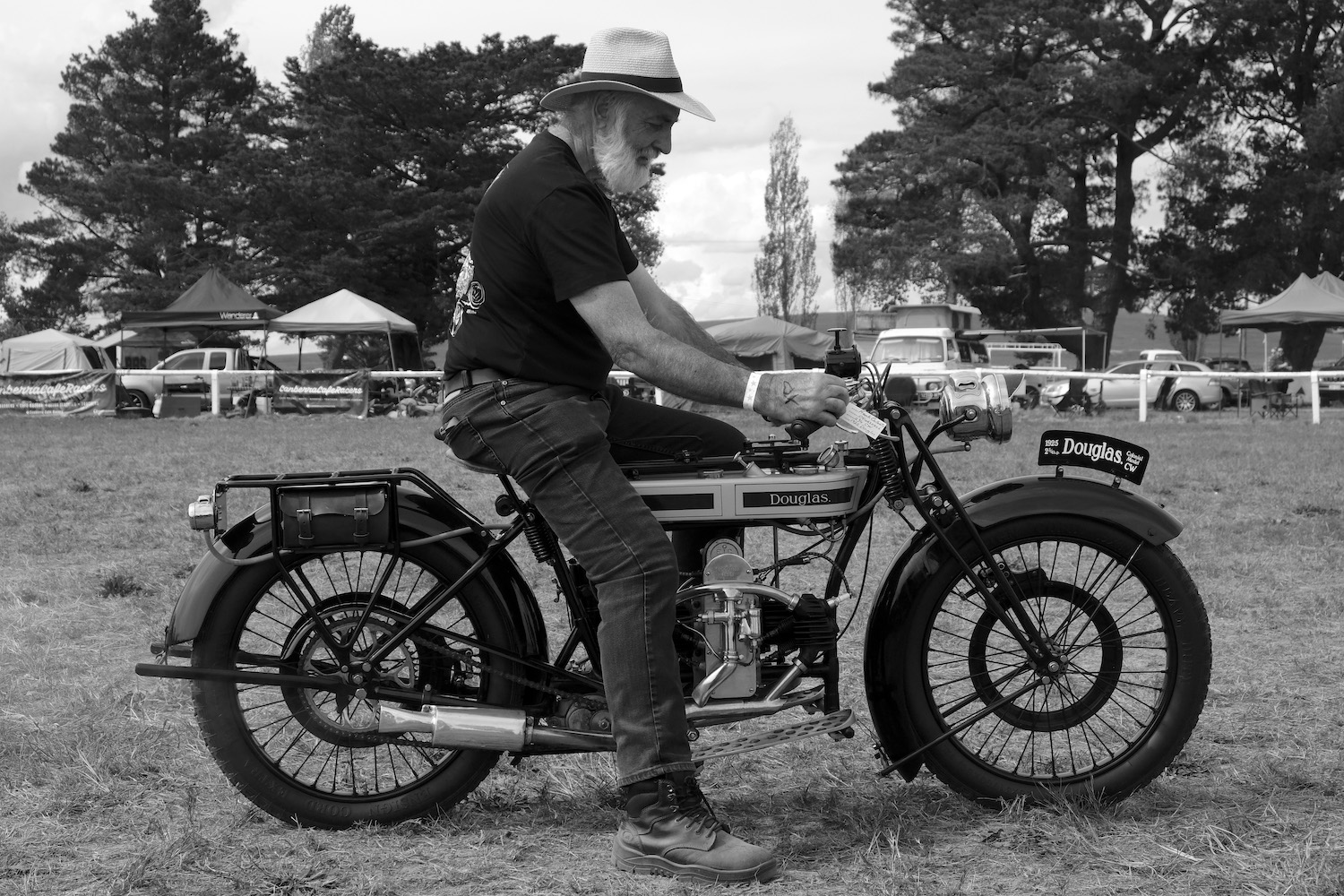 the machine show - damien drew0267bw.jpg