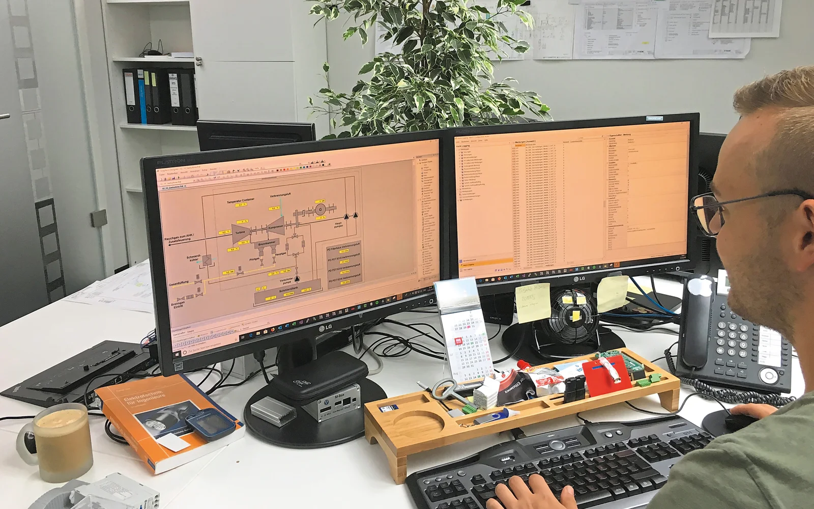 Am Monitor können die Vistera-Mitarbeiter Anlagen kontrollieren und steuern – per Fernzugriff.