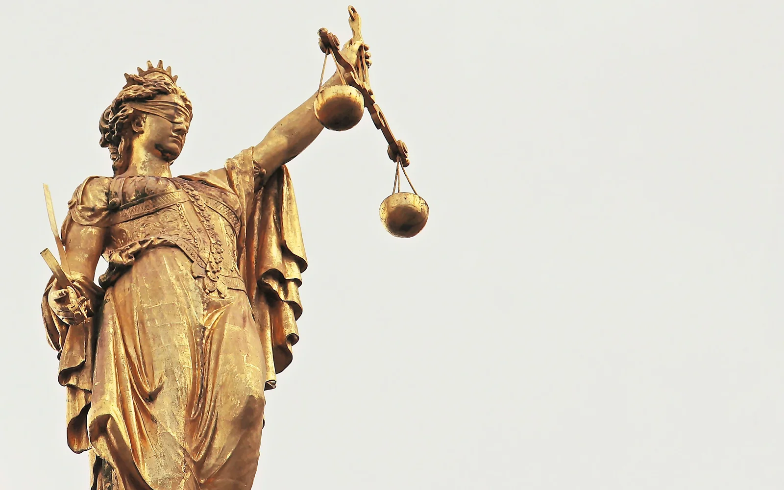 Justitia – die Göttin der Gerechtigtkeit schmückt viele Gerichtsgebäude.