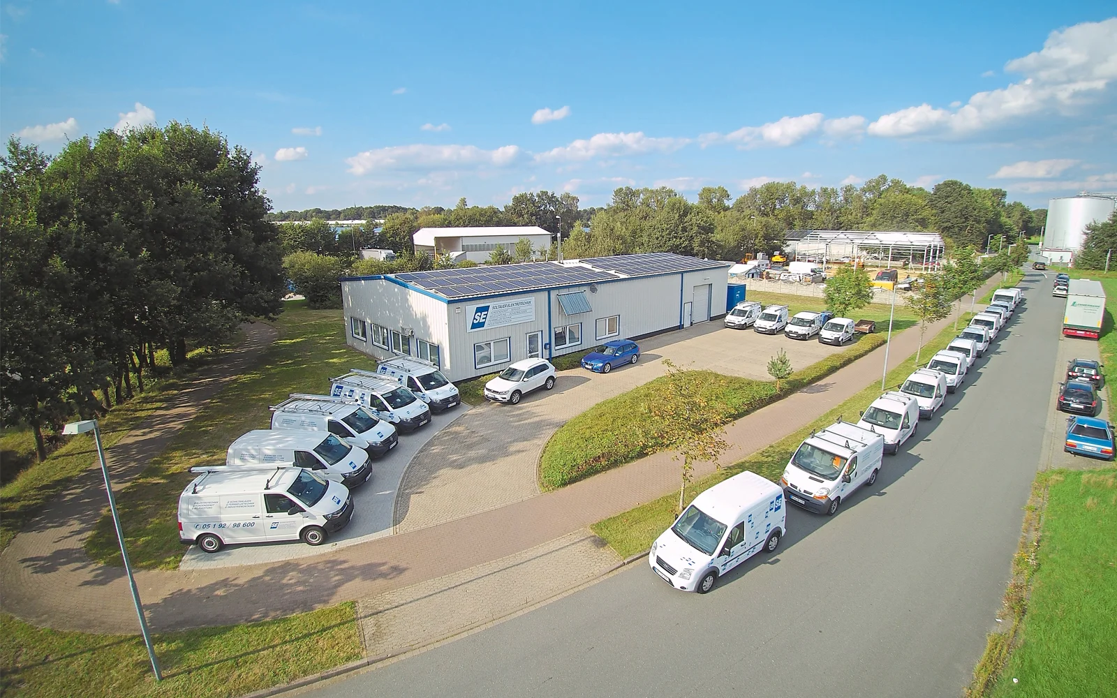 Der Firmensitz in Soltau mit dem Fuhrpark aus insgesamt 24 Kundendienstfahrzeugen.