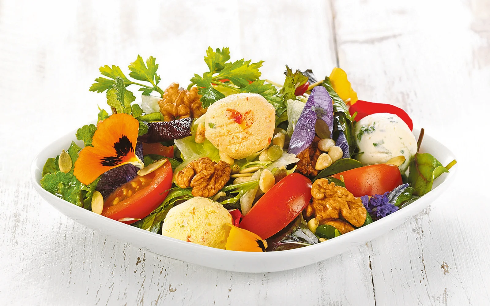 Appetitlich und gesund: Meyer Menü bietet täglich sieben verschiedene Gerichte zur Auswahl, von Hausmannskost über frische Salate bis zu internationaler Küche.