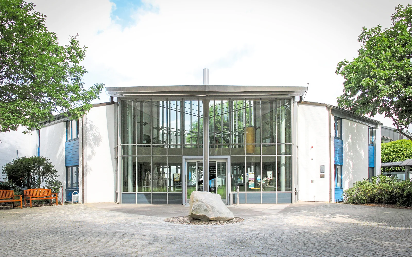 Das Hotel Park Soltau ist von einer lichten und transparenten Architektur gekennzeichnet.