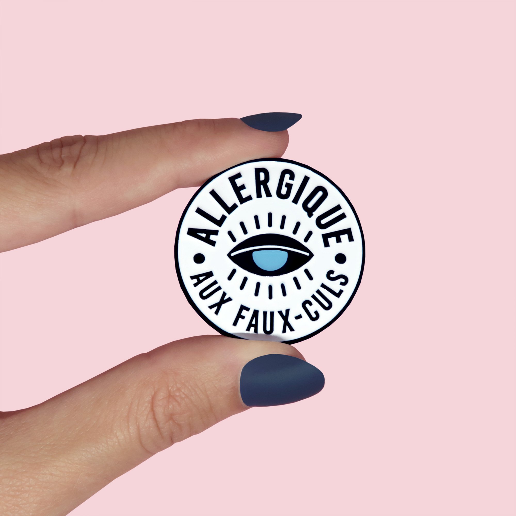 Pin's "Allergique aux faux-culs"