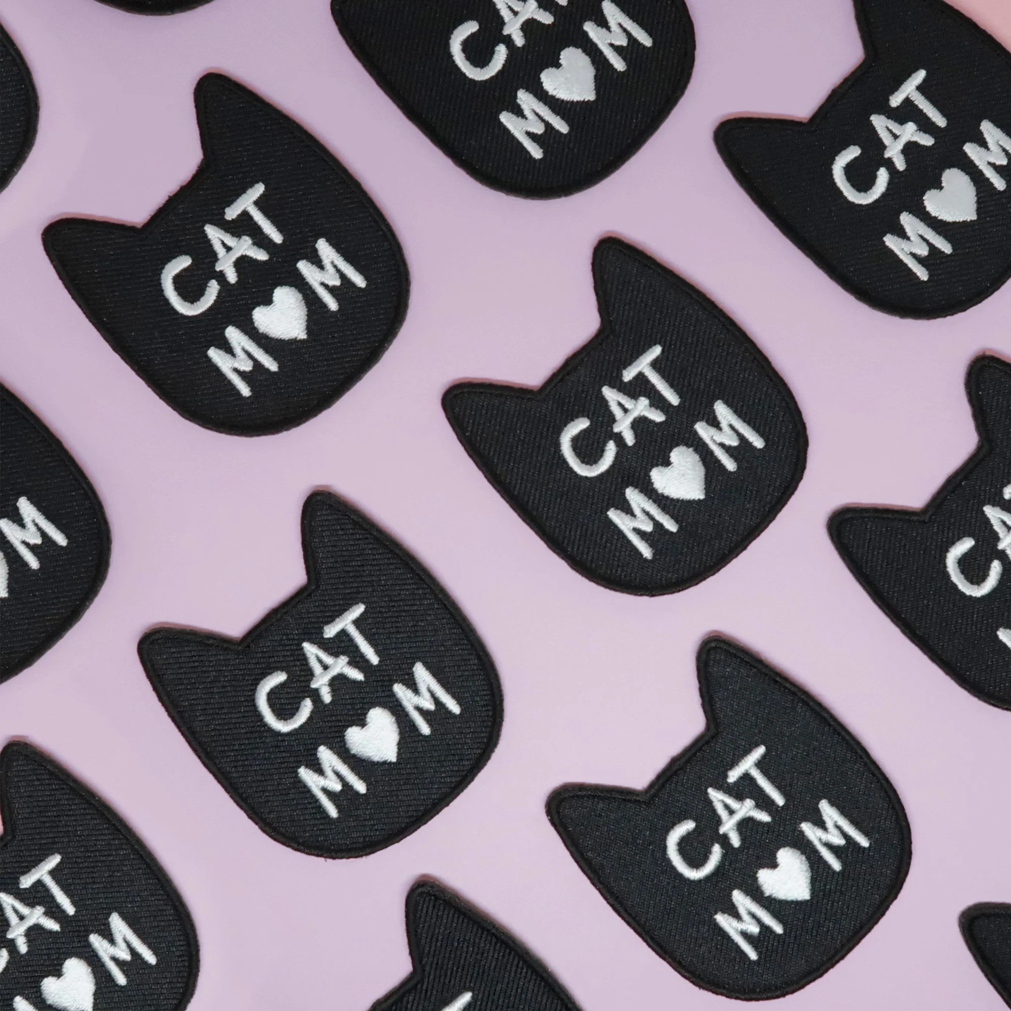 ❤️Parce que &ldquo;Humaine au service de mon chat&rdquo; c&rsquo;&eacute;tait trop long !!! Fi&egrave;re d&rsquo;&ecirc;tre une maman de chat&hellip;
🛍️ &gt; Lien dans la bio.
#jaimelagrenadine #ironpatch #ecusson #broderiemoderne #catmom #mamanchat