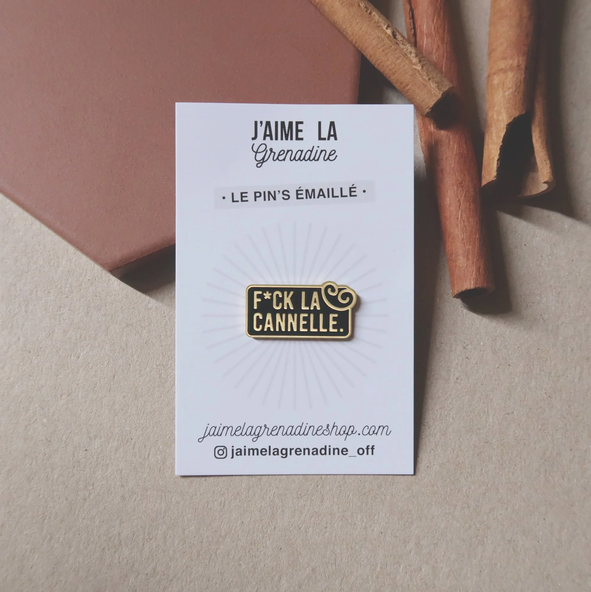 🪵Avis &agrave; la population qui n'aime pas la cannelle : vous n'&ecirc;tes pas seuls.es. C'est le moment de dire STOP &agrave; la dictature de la cannelle dans nos p&acirc;tisseries automnales !
🛍️ &gt; Lien dans la bio.
.
#jaimelagrenadine #ename