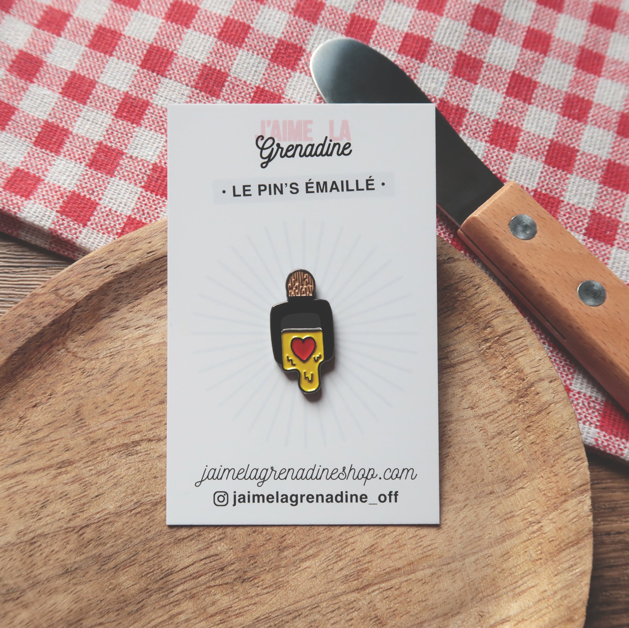 🩹Tu n'es pas triste... Tu as juste besoin d'une raclette.
🛍️ &gt; Lien dans la bio.
.
#jaimelagrenadine #enamelpin #fromage #epicurien #gastronomie #suisse #apero