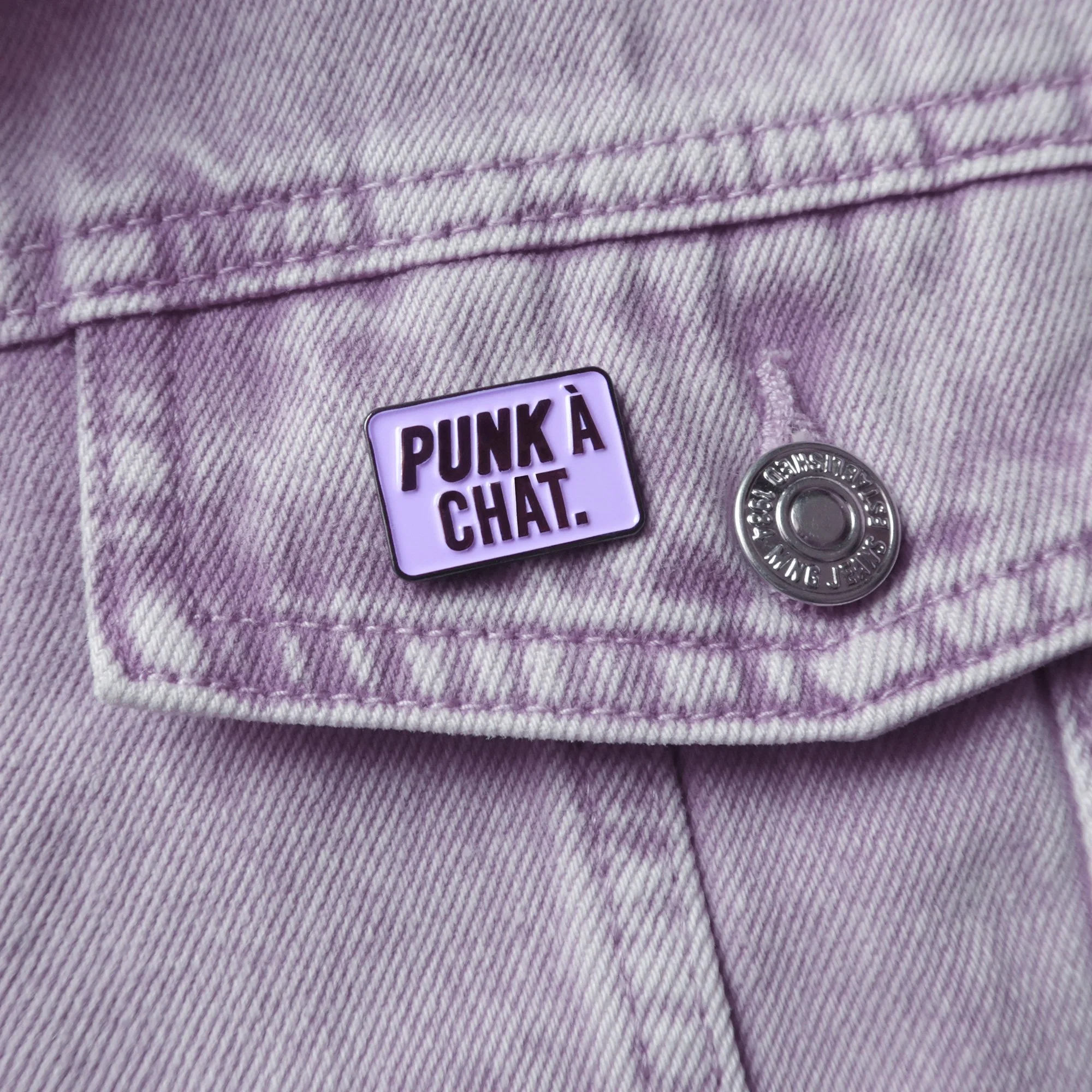 💜Un chat a lik&eacute; cela.
🛍️ &gt; Lien dans la bio.
.
#jaimelagrenadine #enamelpins #punkachat #punkisnotdead #catmom #antisocialsocialclub #grungestyle