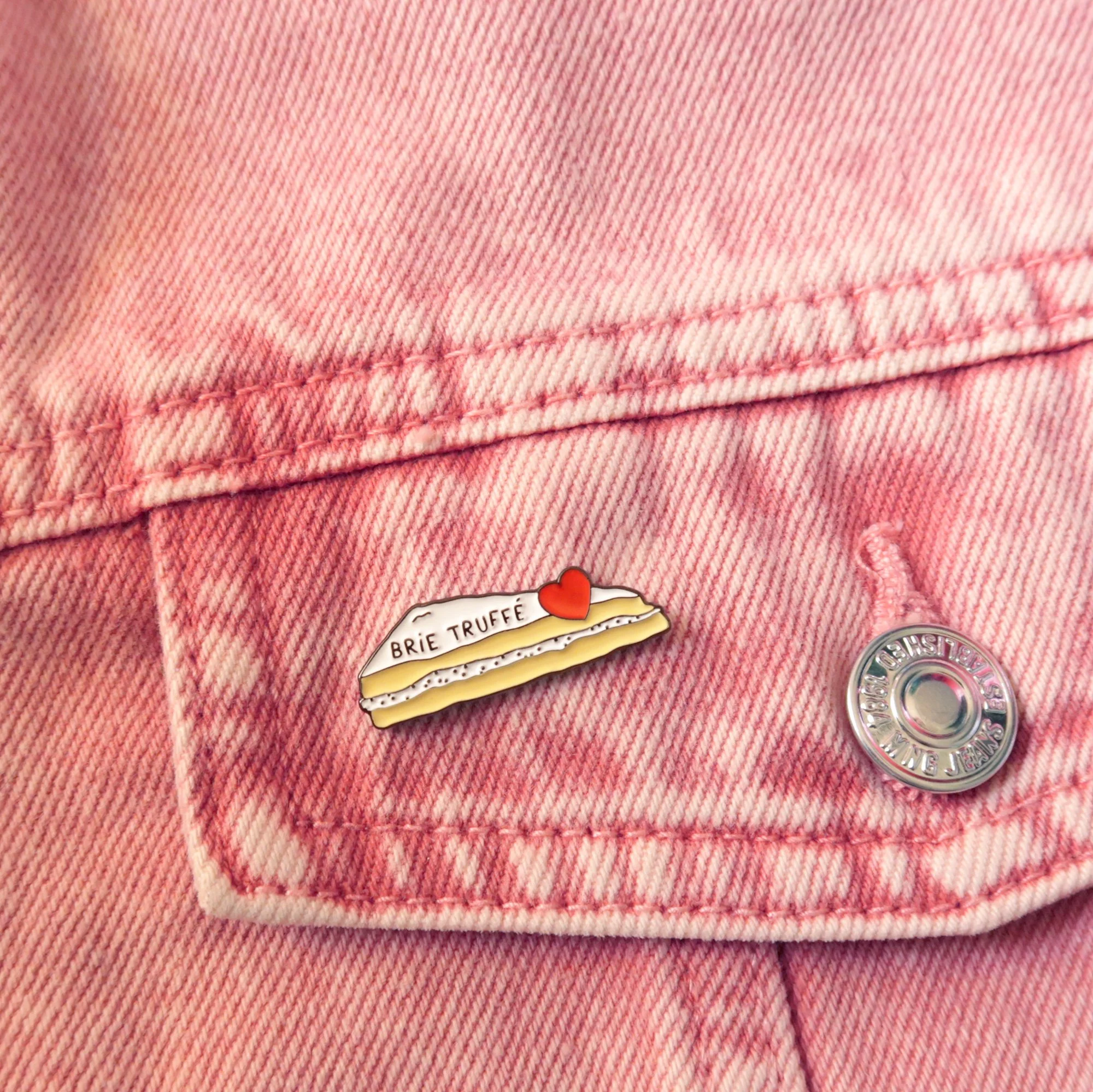 ❤️Pin's de saison &agrave; porter fi&egrave;rement.
🛍️ &gt; Lien dans la bio.
.
#jaimelagreandine #enamelpins #fromage #briedemeauxtruffe #briedemeaux #fromagerie #traditionfrancaise #terroirgourmand #fromagedenoel #truffenoire