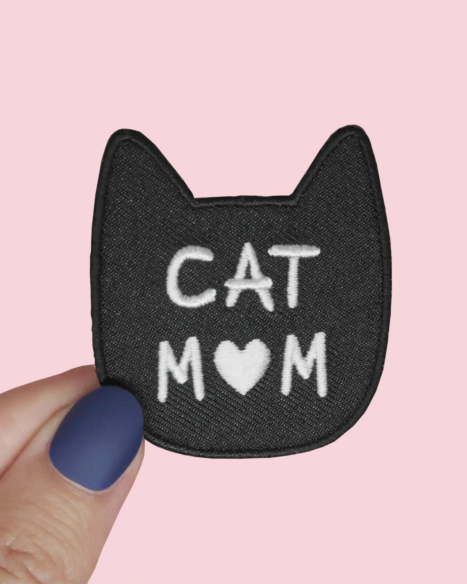 👩&zwj;🍳En vrai pour mon chat, je suis la dame de la cantine...
🛍️ &gt; Lien dans la bio.
.
#jaimelagrenadine #patchegame #ecusson #catmom #mamanchat #fetedesmeres