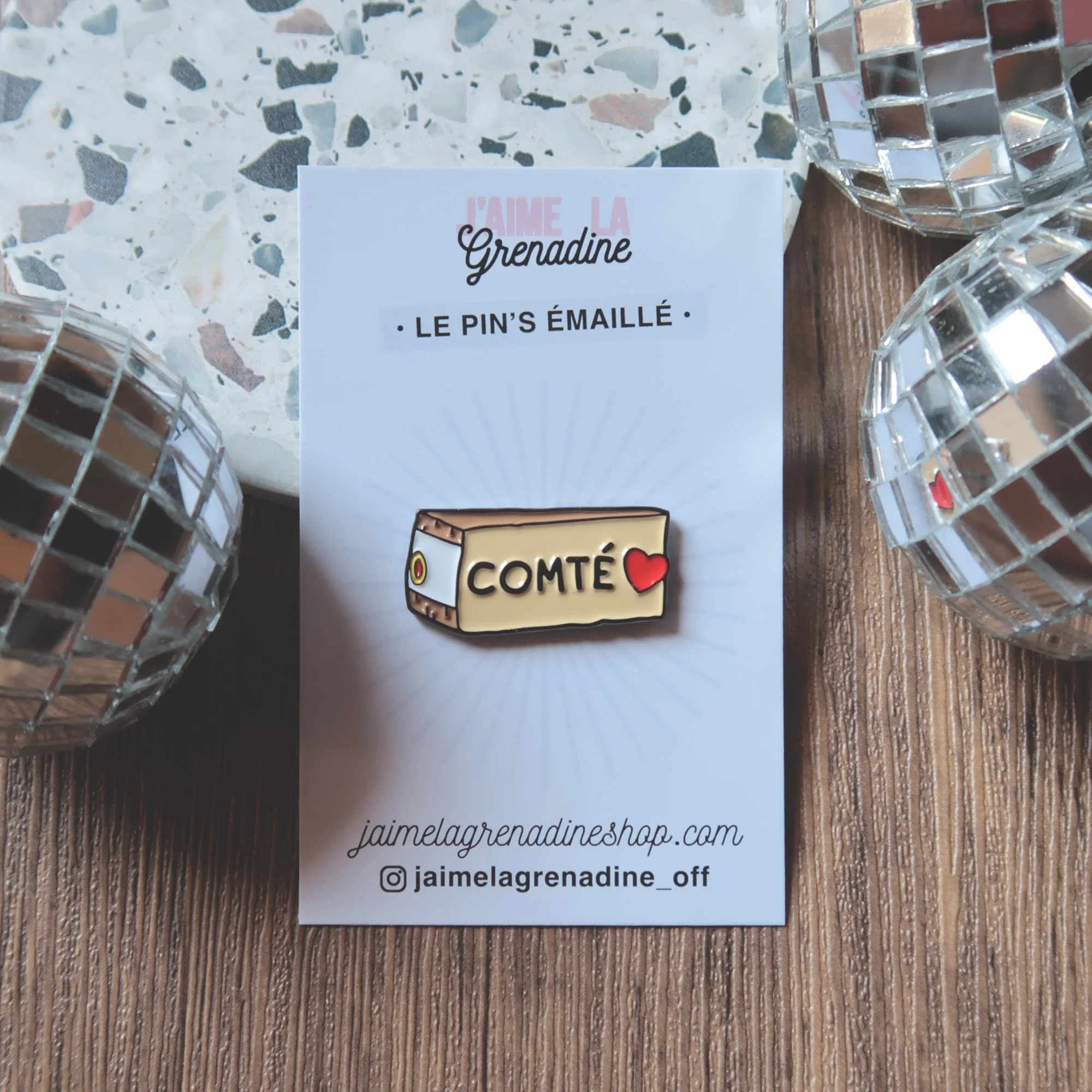 🔥La l&eacute;gende raconte qu'Eve n'a pas craqu&eacute; pour une pomme... Mais pour un morceau de Comt&eacute;.
🛍️ > Lien dans la bio.
.
#enamelpin #fromage #apero