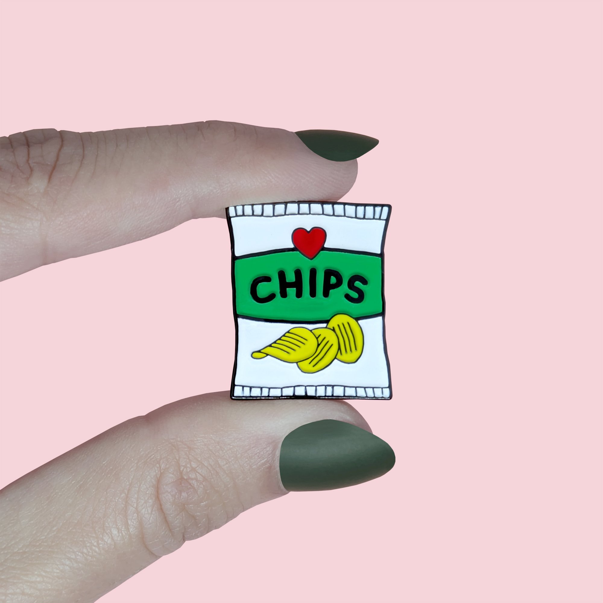 ⚓Le gras, c'est la vie. L'ap&eacute;ro face &agrave; la mer avec un paquet de chips bien sal&eacute;.
🛍️ > Lien dans la bio.
.
#enamelpin #chipsier #chipsaddict