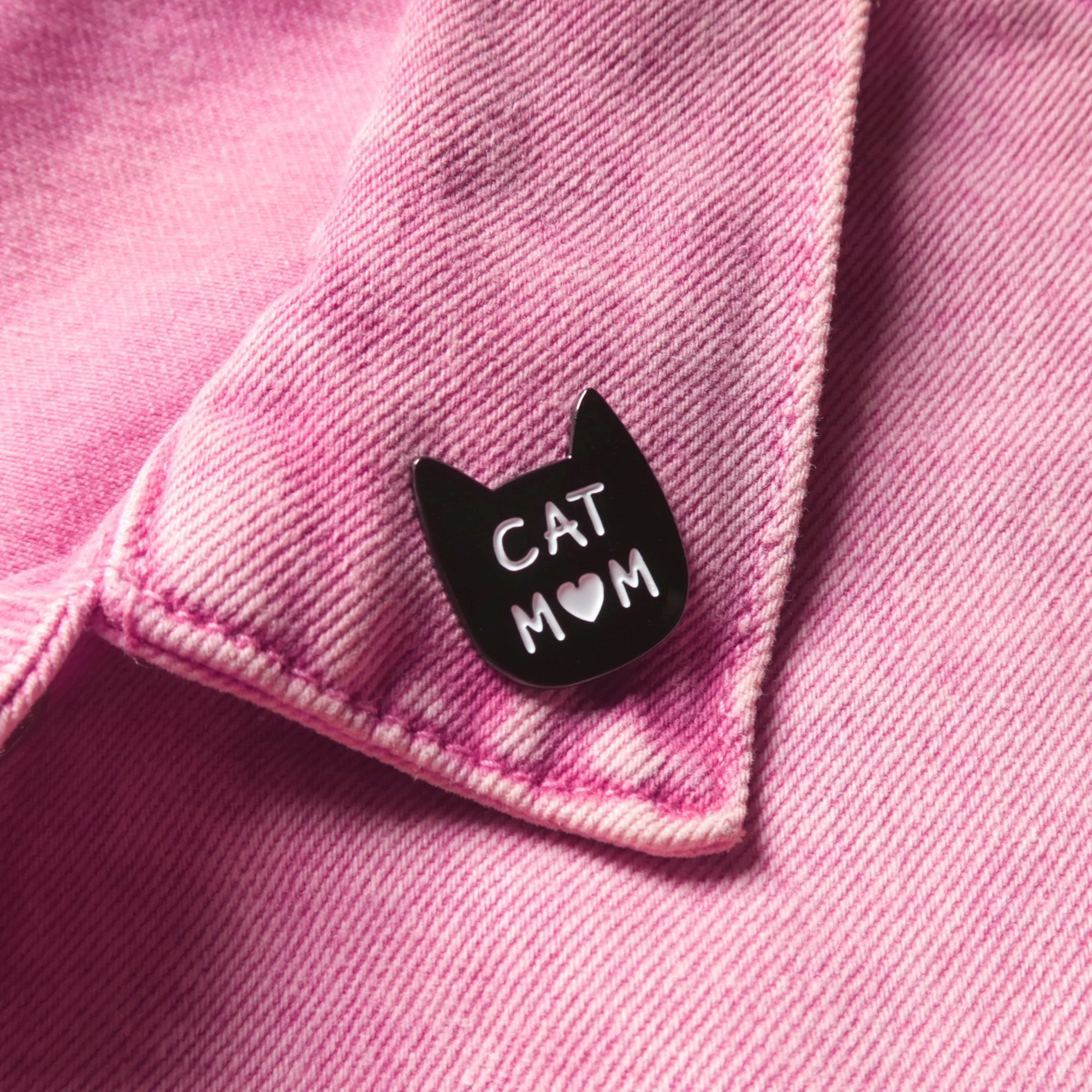 🩷Pour toutes les mamans chat r&eacute;veill&eacute;es &agrave; 4h du matin... Racontez-nous vos anecdotes !
🛍️ > Lien dans la bio.
.
#enamelpin #fetedesmeres #catmom