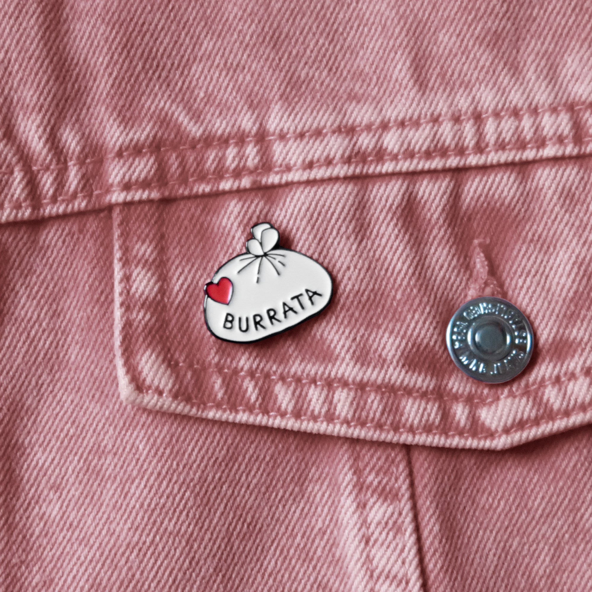 🇮🇹Un petit morceau d'Italie &agrave; porter partout sur soi.
🛍️ > Lien dans la bio.
.
#enamelpin #fromage #burrata