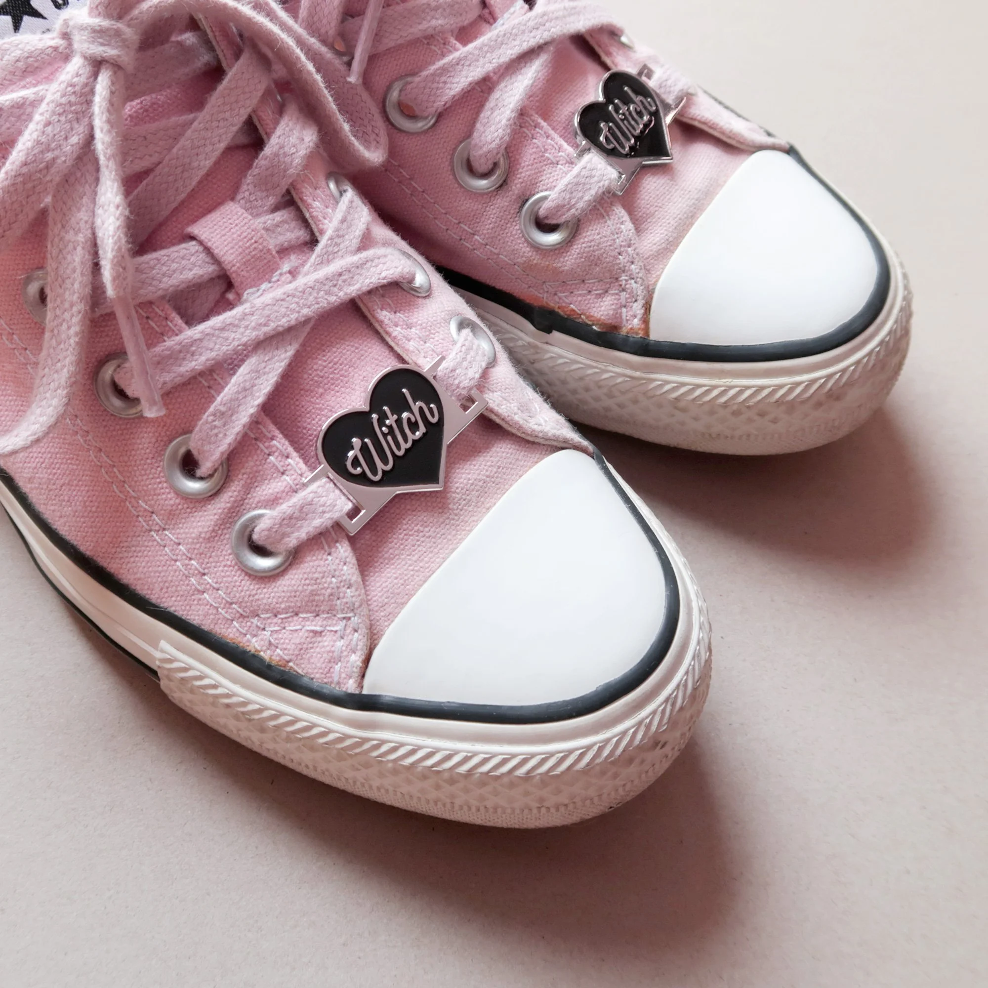 lace locks bijoux de chaussures basket witch sorciere - j'aime la grenadine