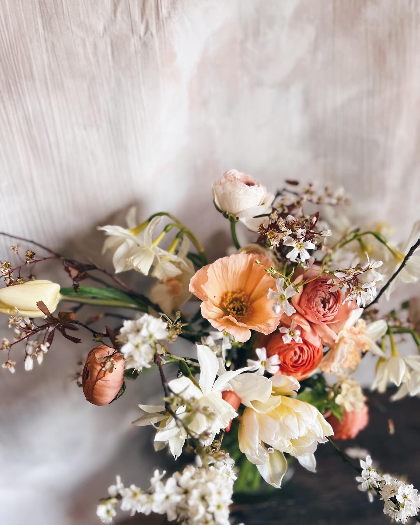 For Annie &amp; Jake 🤍✨🍑 @nancarrowfarmwedding last week - I loved working with their brief ✨🤍🍑

.
.
.
#weddingflowers #bouquetinspo #nancarrowfarmwedding #nancarrowfarm #underthefloralspell #flowersofinstagram #petalperfection #embracingtheseaso