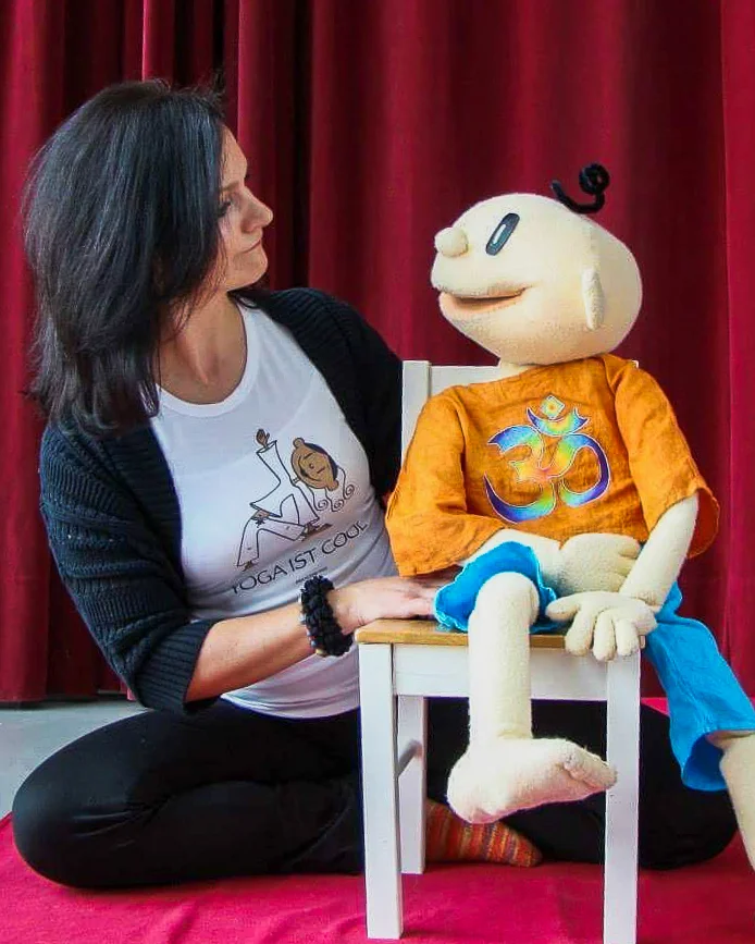 Angelika Khüny beim Kinderyoga in Sistrans