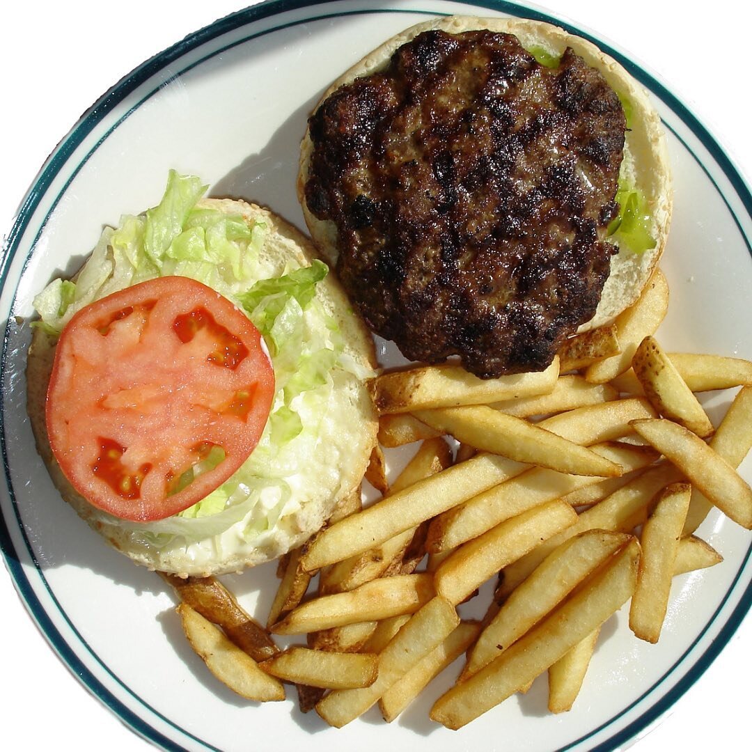 Plate o&rsquo; burger &amp;  flipzin&rsquo; fries👌🏻🍔🍟👏🏻