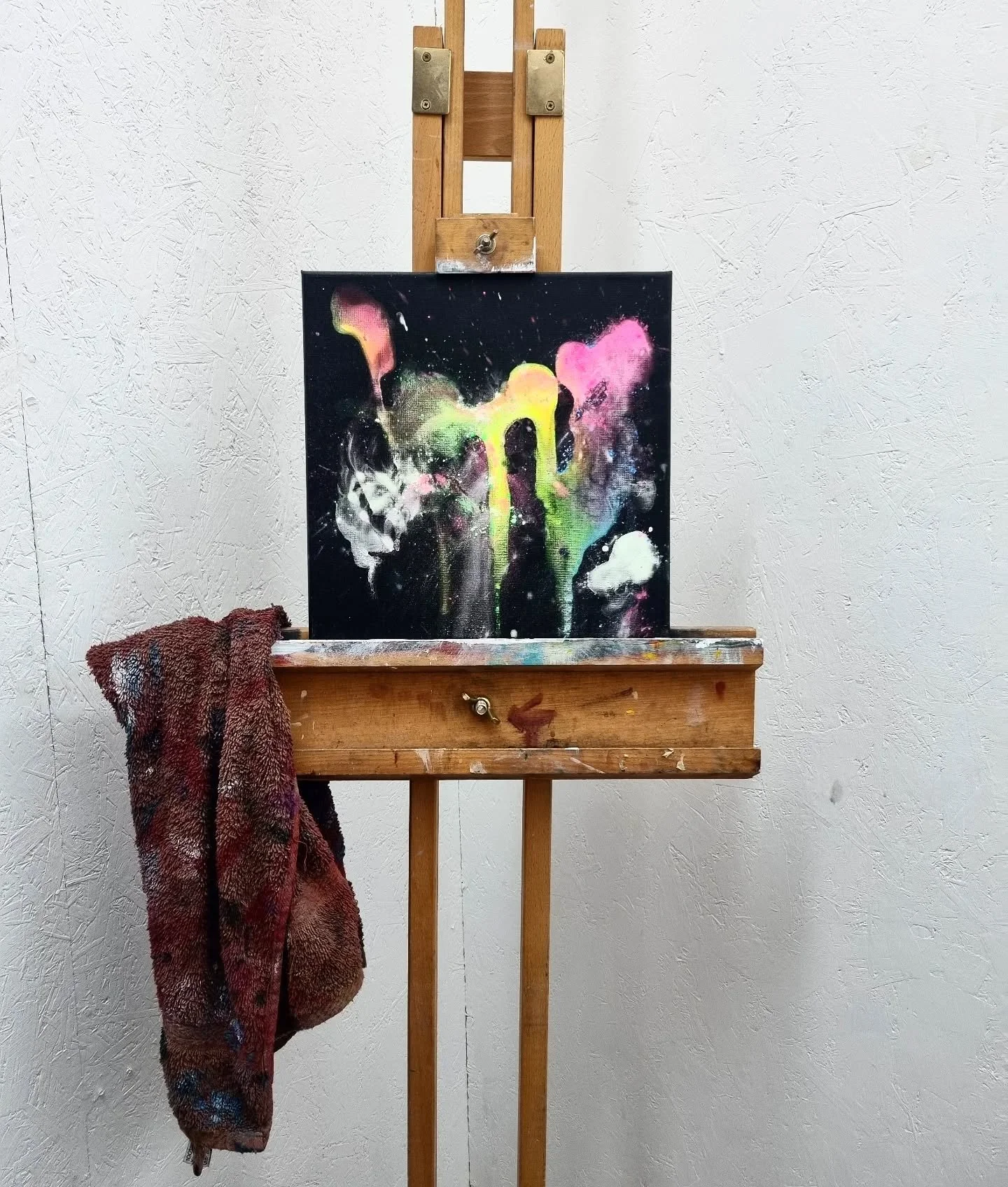 Playing with some pigments on a black canvas. Just tp see how it goes.