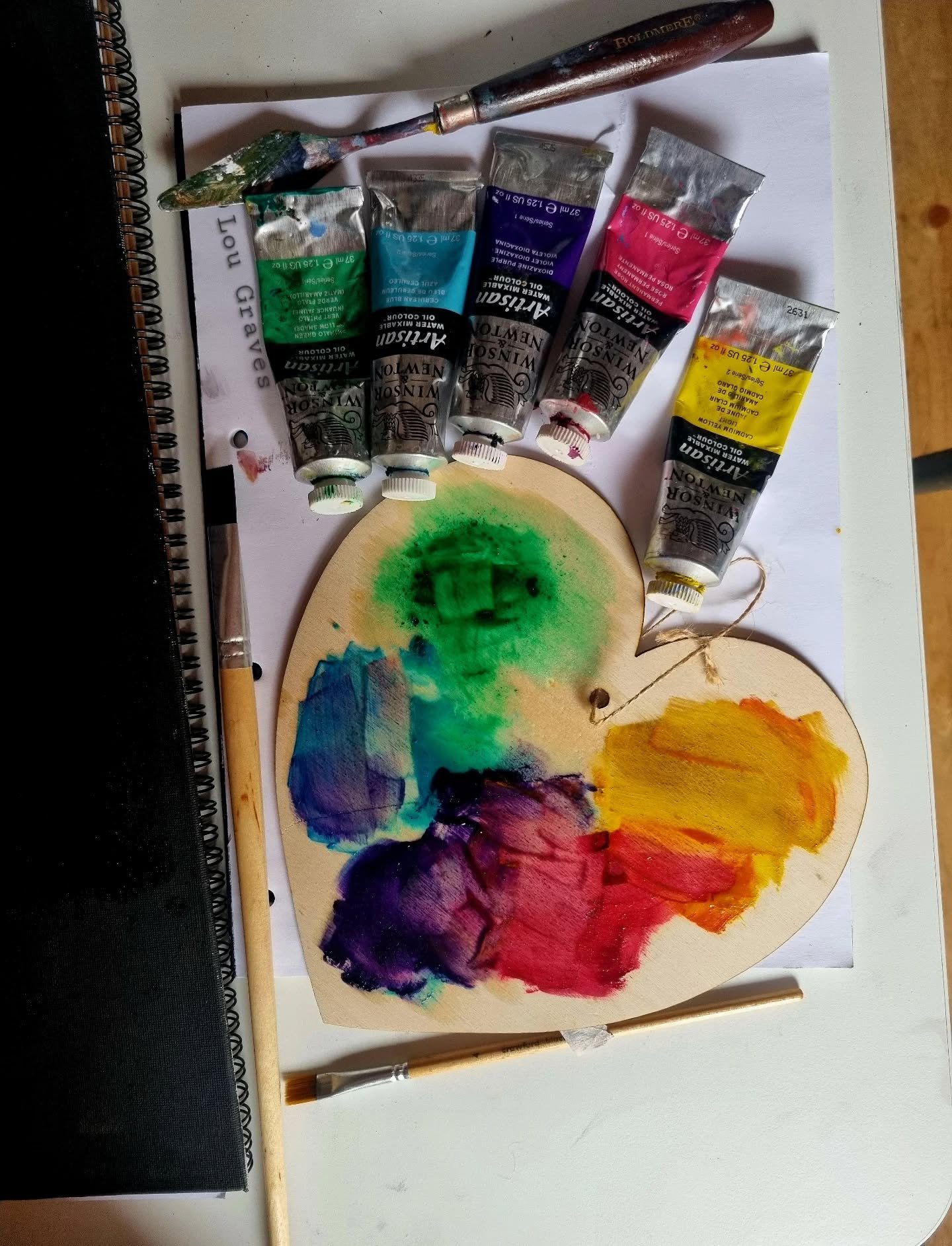 Ive been posting WIPs on patreon again. If you want ro see what im doing more closely. The way these heart shaped palettes look make me so happy. Sometimes I thibk about displaying them alongside the paintings.
