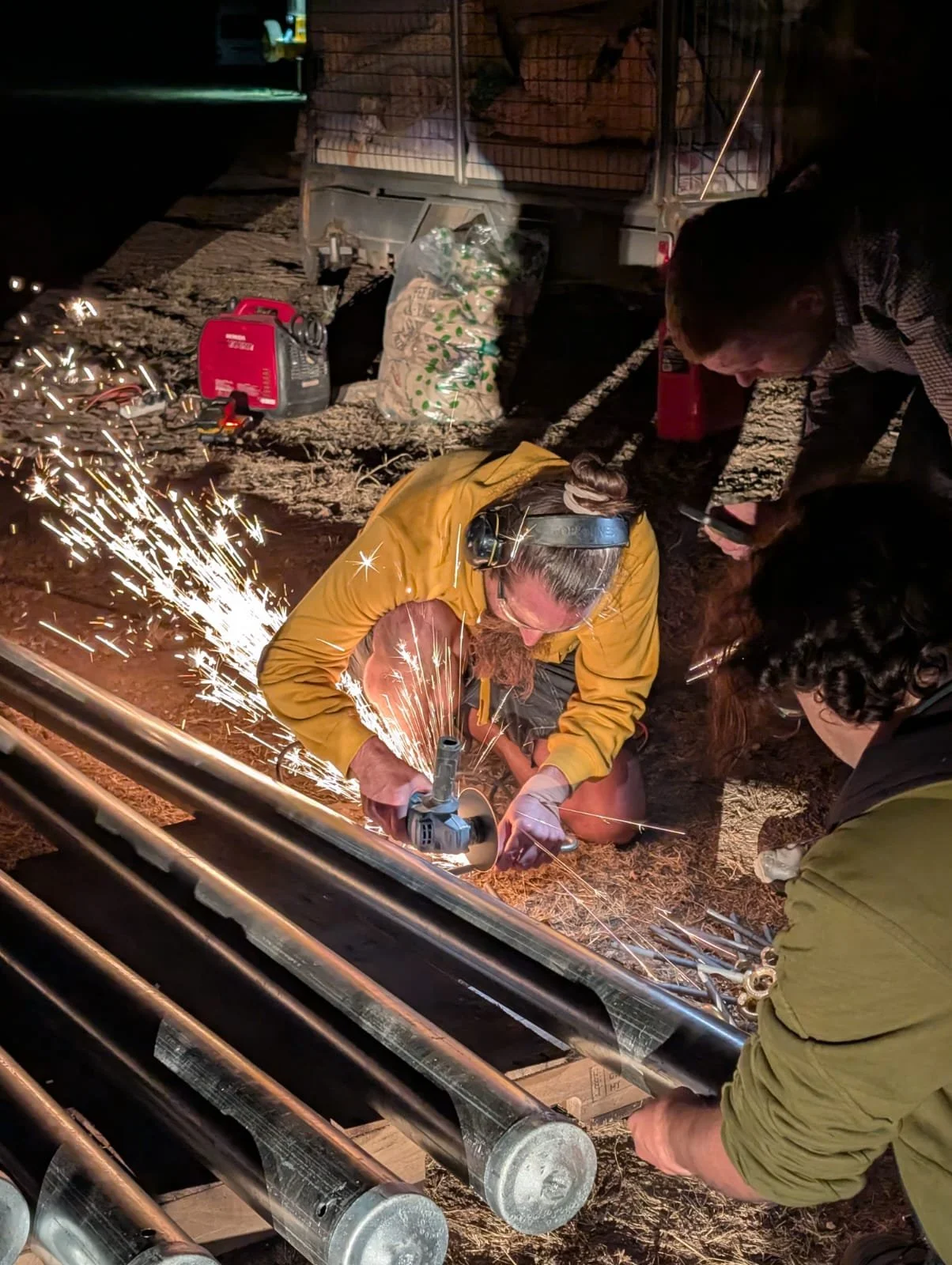 Aufbau Sonnensegel Australien bei Nacht