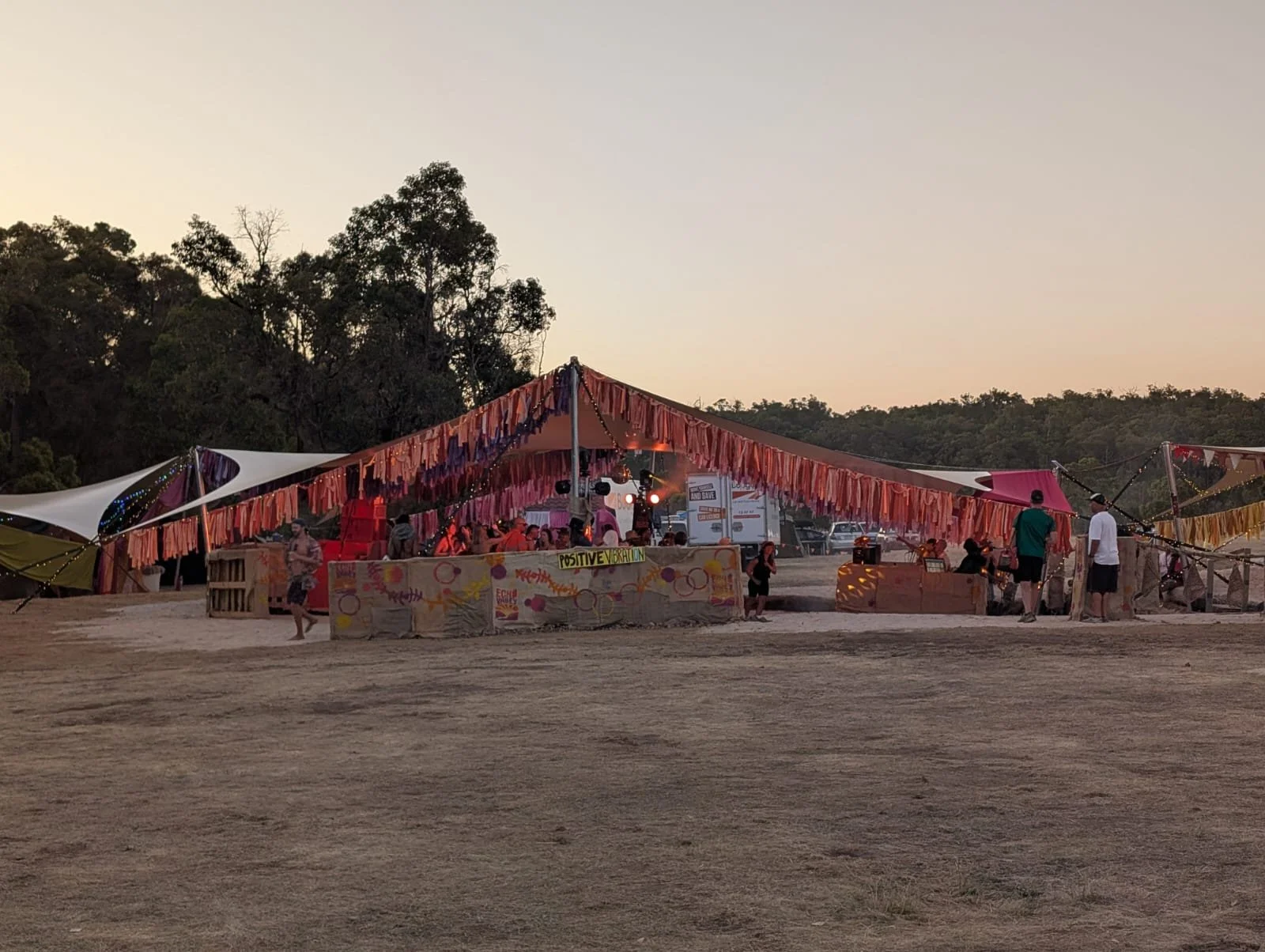 Smashed Avo Festival Sonnensegel bunt