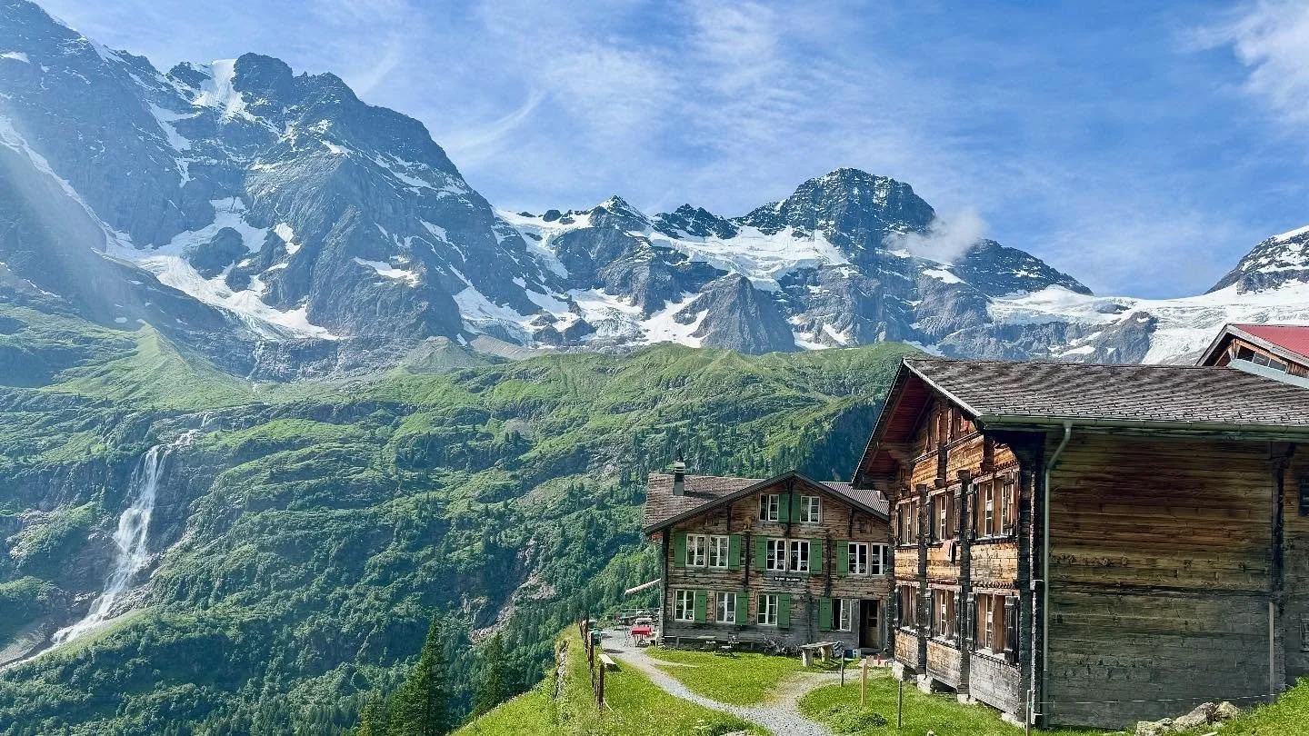 🇨🇭 ⛰️💆🏻&zwj;♂️