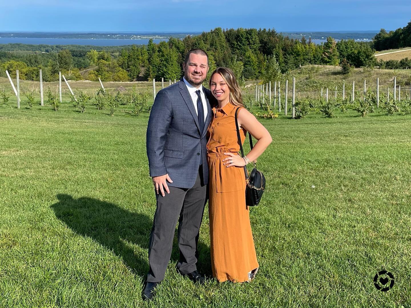 We had an amazing time in Traverse City over the weekend 🍷 
This view from the wedding we attended was so beautiful!! 

I found the perfect fall dress at @nordstromrack that can be worn for a wedding, for work, and would be perfect for fall family p