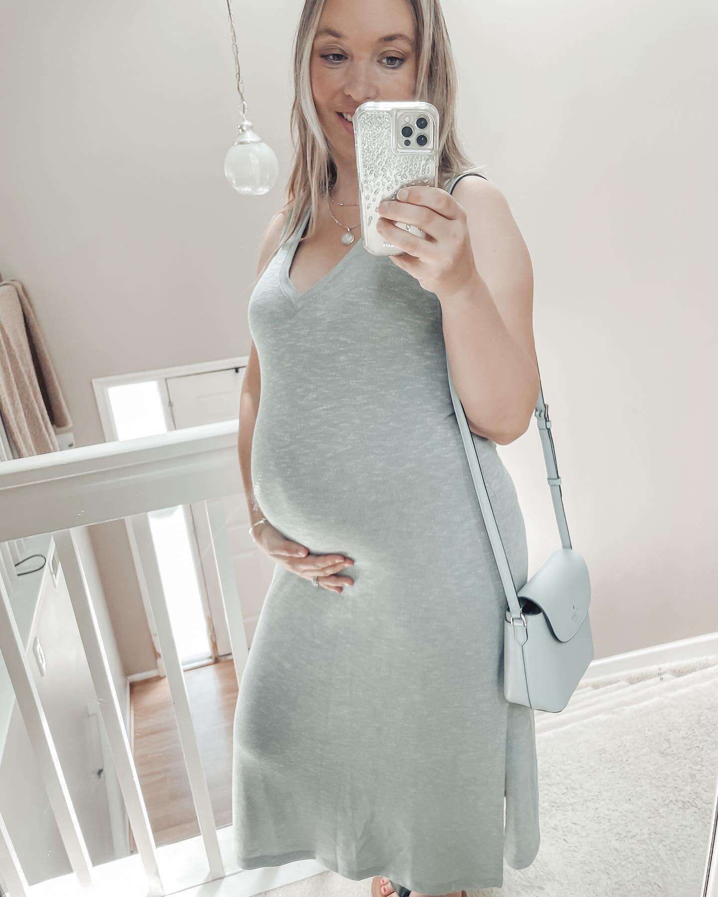 I&rsquo;ve been away soaking up all that this pregnancy has to offer, but I&rsquo;m BACK with tons of #maternity and #baby inspo to share and fresh ideas for after pregnancy! 

This dress is not maternity, but definitely works with my growing belly! 