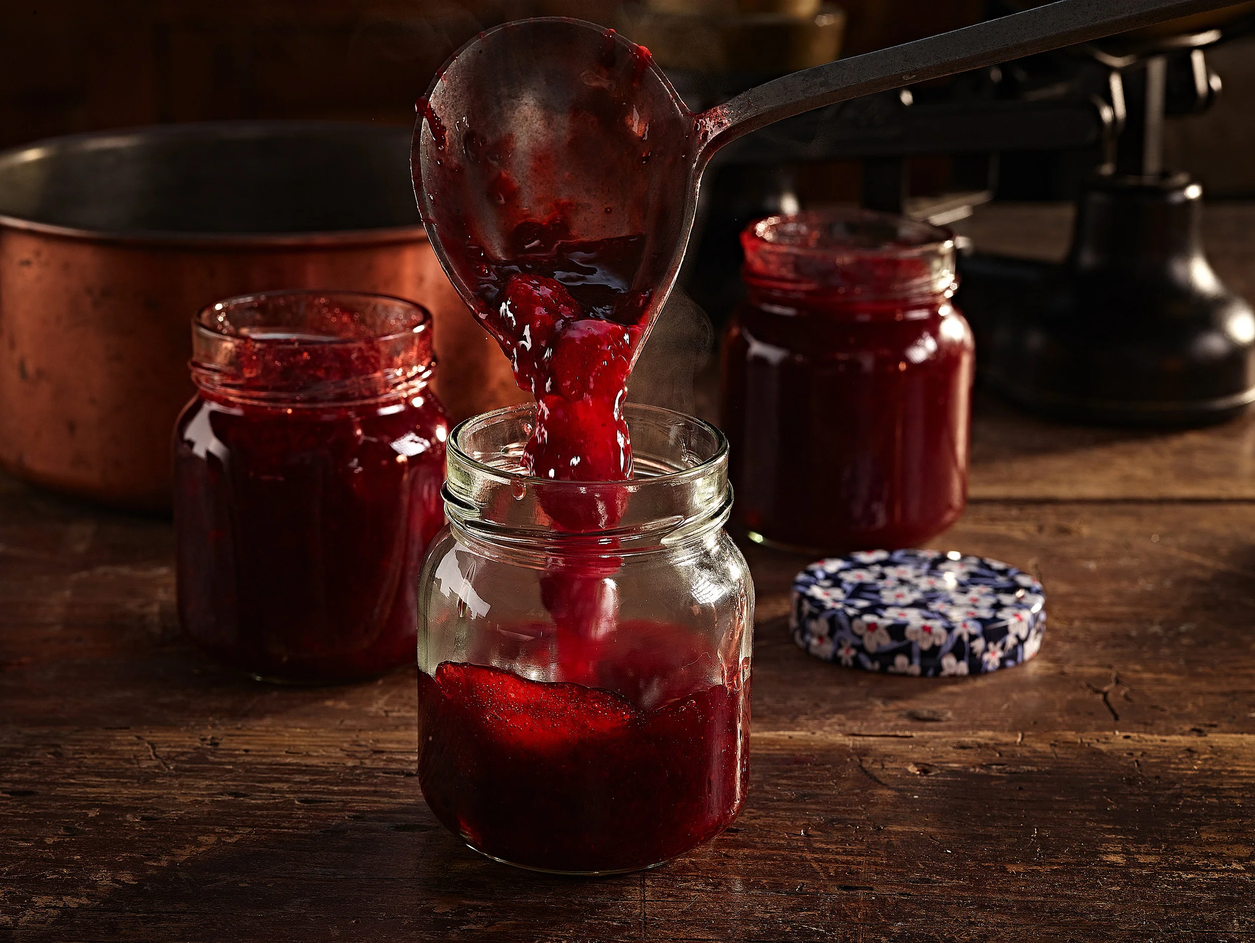 Follaín_Strawberry_Pour into jar_72732.jpg