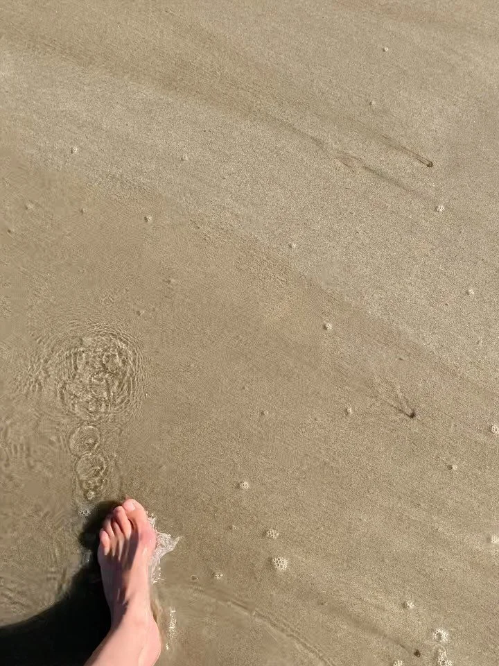 Summer dump (c&rsquo;est comme &ccedil;a qu&rsquo;on dit ?)

La mer, les siestes, les tr&eacute;sors des bo&icirc;tes &agrave; livres, les petits dej&rsquo; &agrave; rallonge et les recettes d&rsquo;&eacute;t&eacute;. Bref, le meilleur des vacances ?