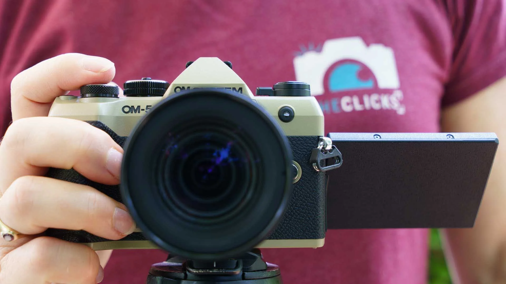  The bigger grip compared to the original OM-5 makes the Mark II camera feel more comfortable in your hand. Your little finer is likely to slip under the camera body when you hold it ready for action. 