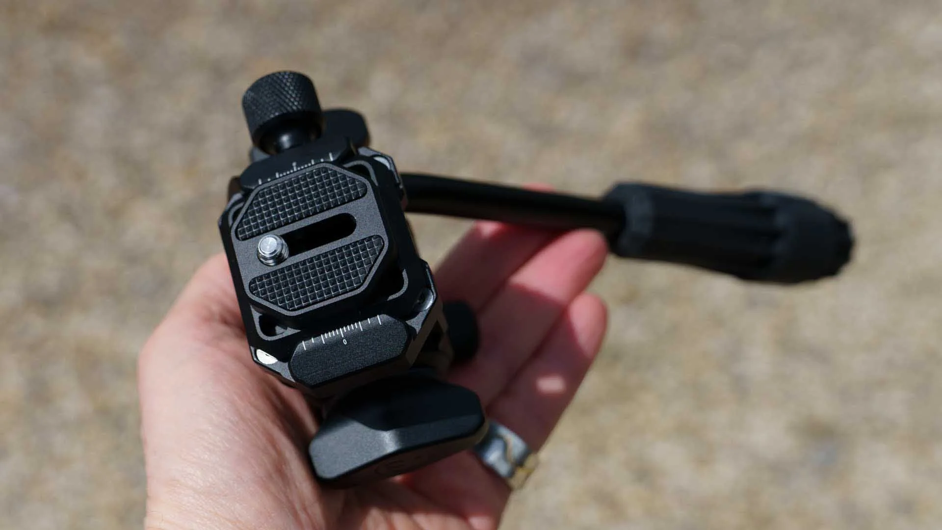  The 3 Legged Thing AirHed Trinity has an Arca-Swiss compatible clamp and quick-release plate. The clamp is opened and closed by turning the knurled metal knob seen at the top of this image. 