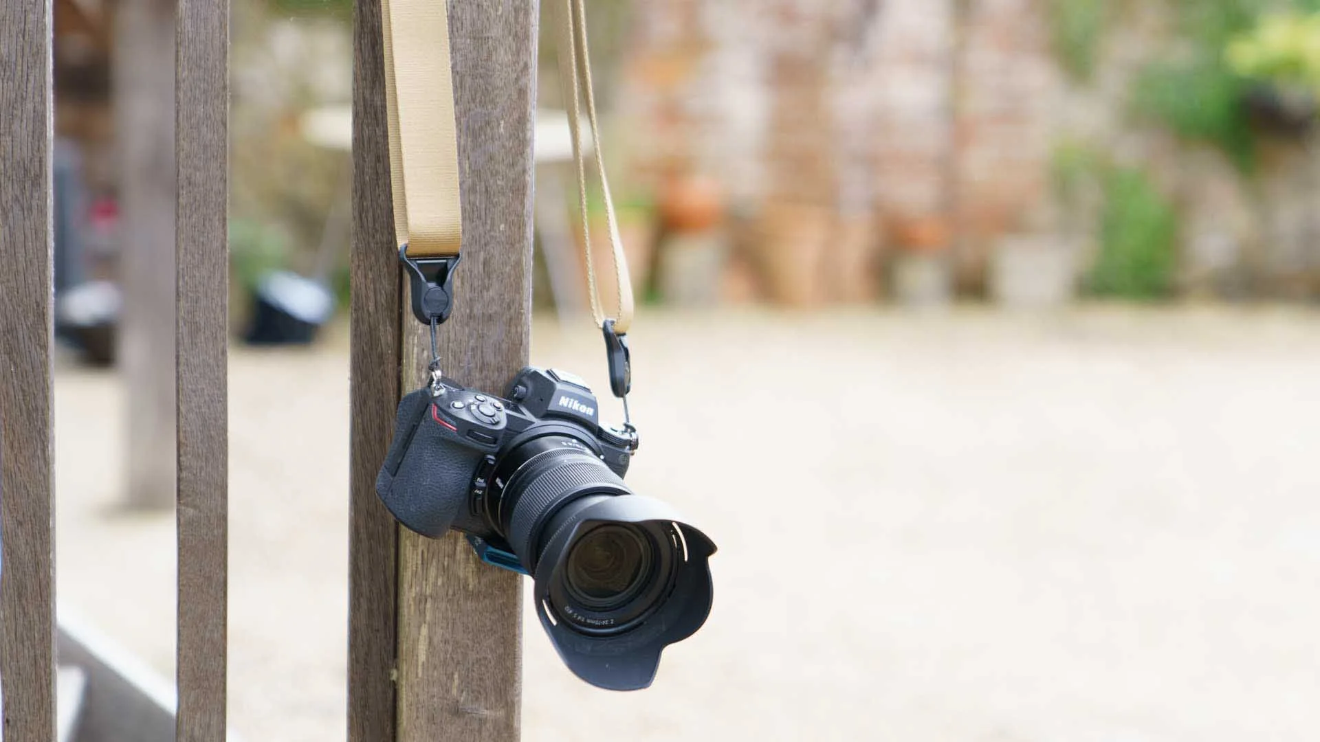  Thanks to its Anchor System, the Peak Design Slide Lite is easy to attach and remove from a camera. 