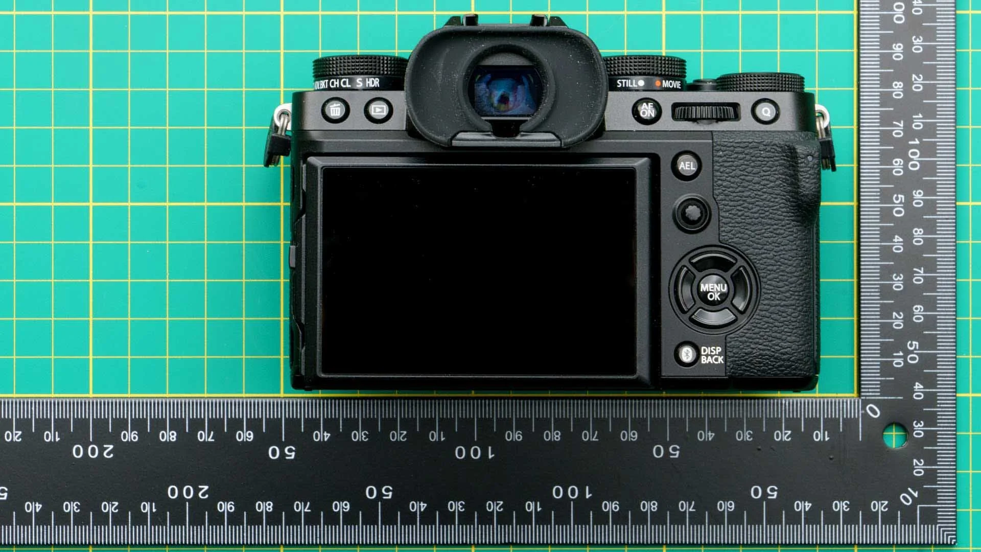  Although small, that ridge on the top-right of teh back of teh Fujifilm X-T5 gives nice purchase for your thumb. 