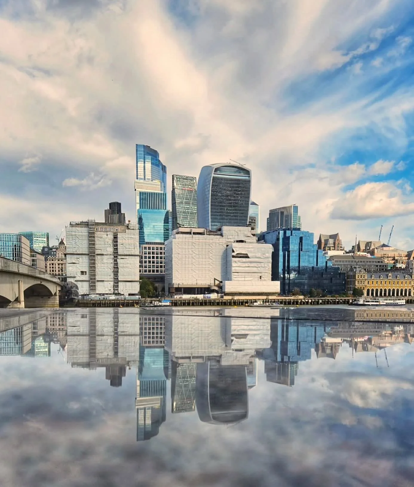 A cityscape reflection image captured by @profalondres 
.
.
.
#sheclicksnet #femalephotographers #women #womenphotographerscommunity #photography #femalephotographer #cityscapephotography #cityscape  #architecturephotography #architecture #reflection