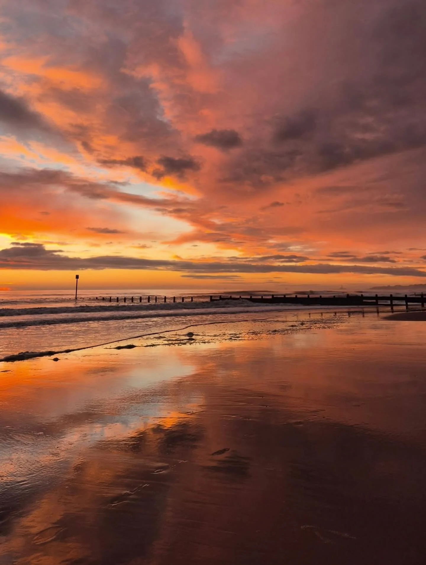 A fabulous coastal sunrise image captured by @claire_lucy_outdoors 
.
.
.
#sheclicksnet #femalephotographers #women #womenphotographerscommunity #photography #femalephotographer #seascapephotography #seascape #coastalphotography #coast #beach #sunris