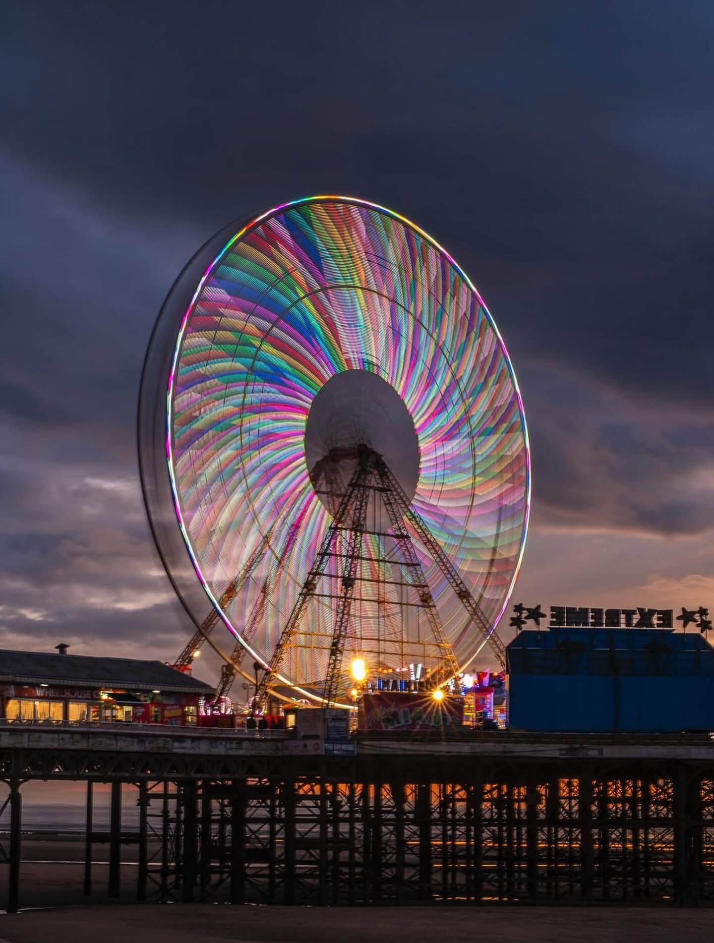 A great long exposure image of a Ferris wheel on a pier at sunset, captured by @juliauttley 
.
.
.
#sheclicksnet #femalephotographers #women #womenphotographerscommunity #photography #femalephotographer #longexposurephotography #longexposure #ferrisw