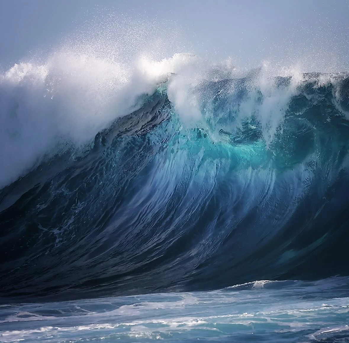 A wonderfully dynamic image of a beautiful wave, captured by @moorebeata 
.
.
.
#sheclicksnet #femalephotographers #women #womenphotographerscommunity #photography #femalephotographer #seascapephotography #seascape #oceanphotography #ocean #coastalph