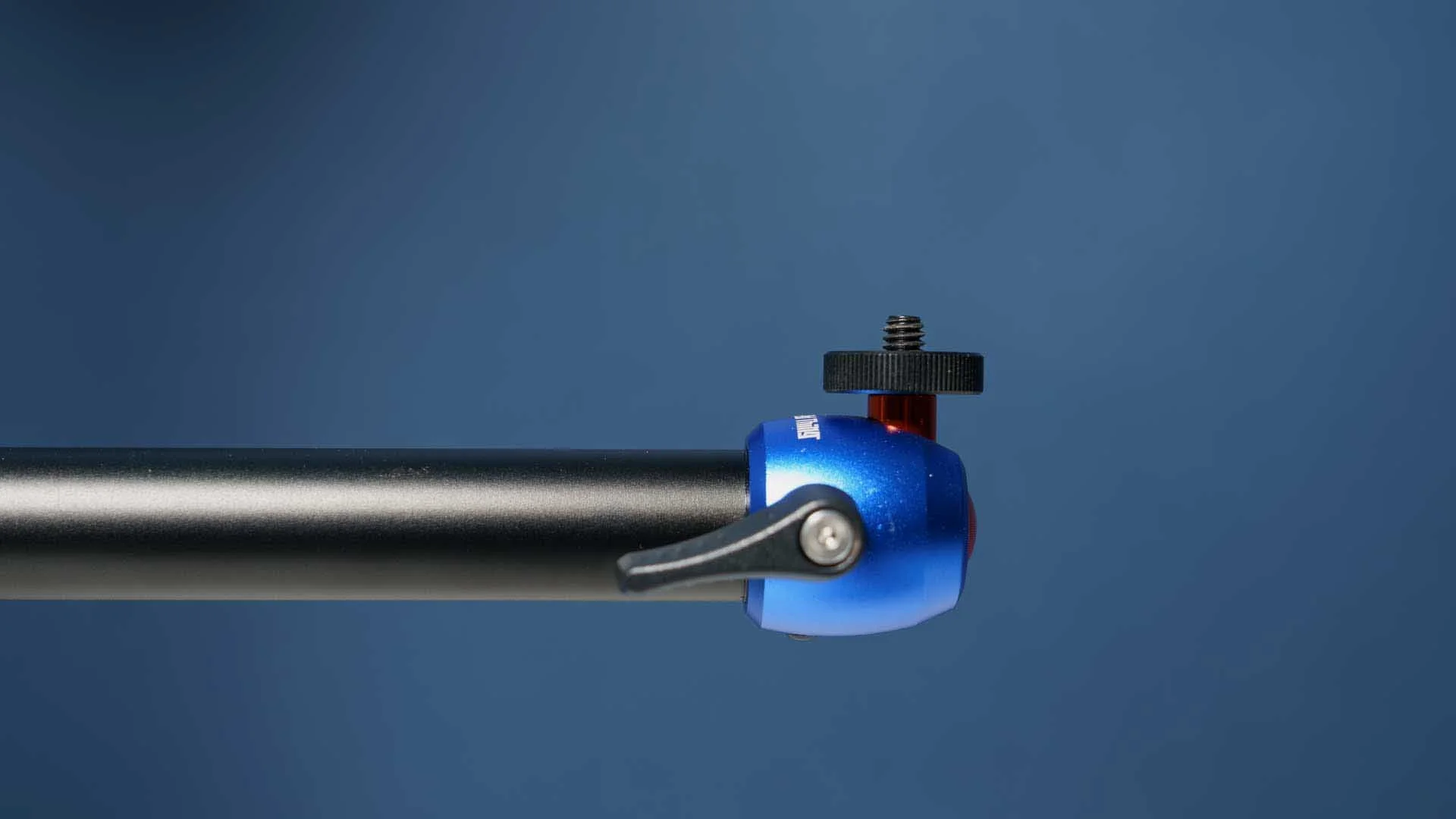  Each pole of arm in the kits has a mini ball head at one end. This has a single lever to unlock the ball and allow the head to rotate on the pole. It makes adjustments quick and the ball locks  tight. 