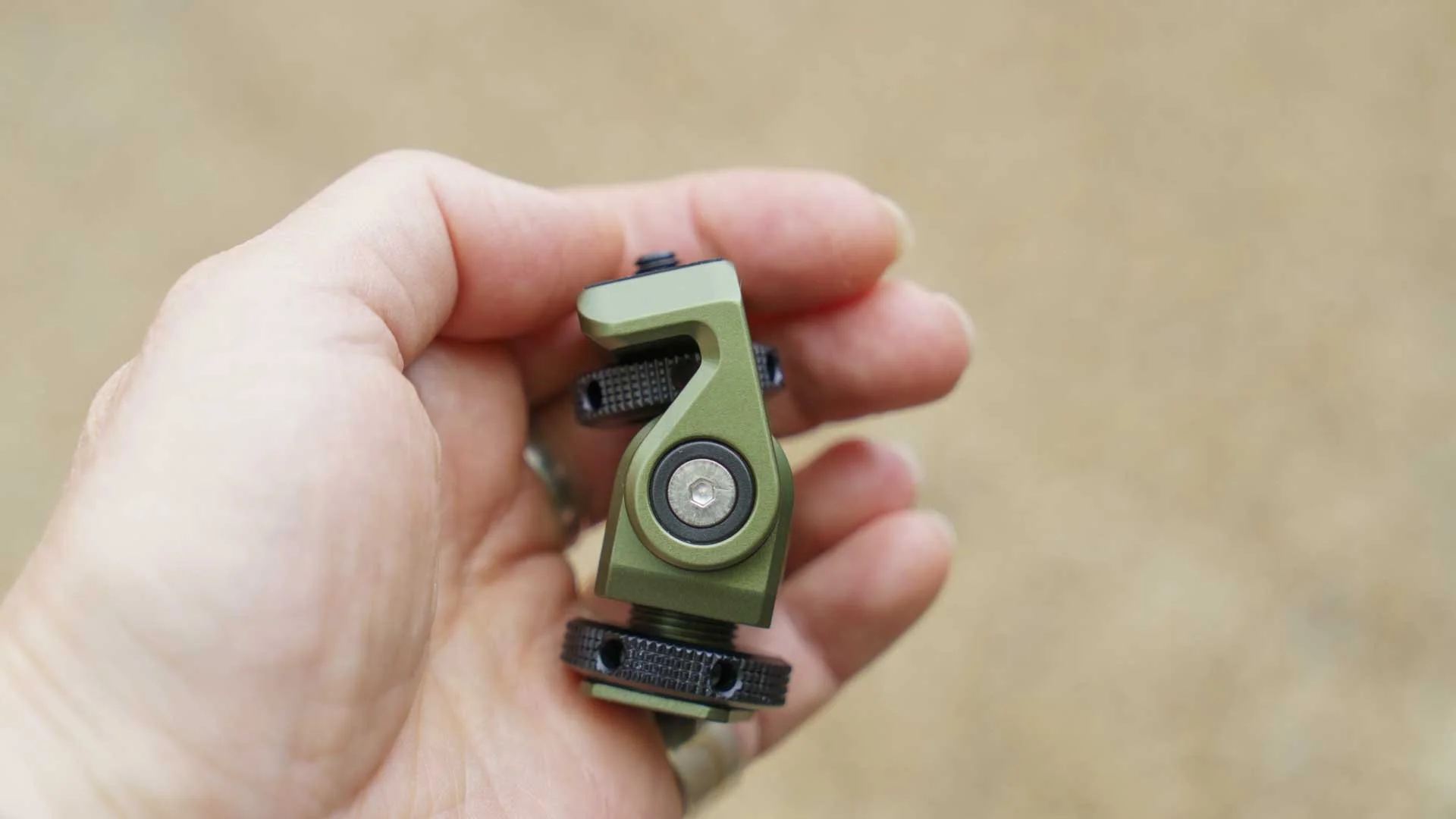  The 3 Legged Thing Monty 1 is small and light, but well made. 