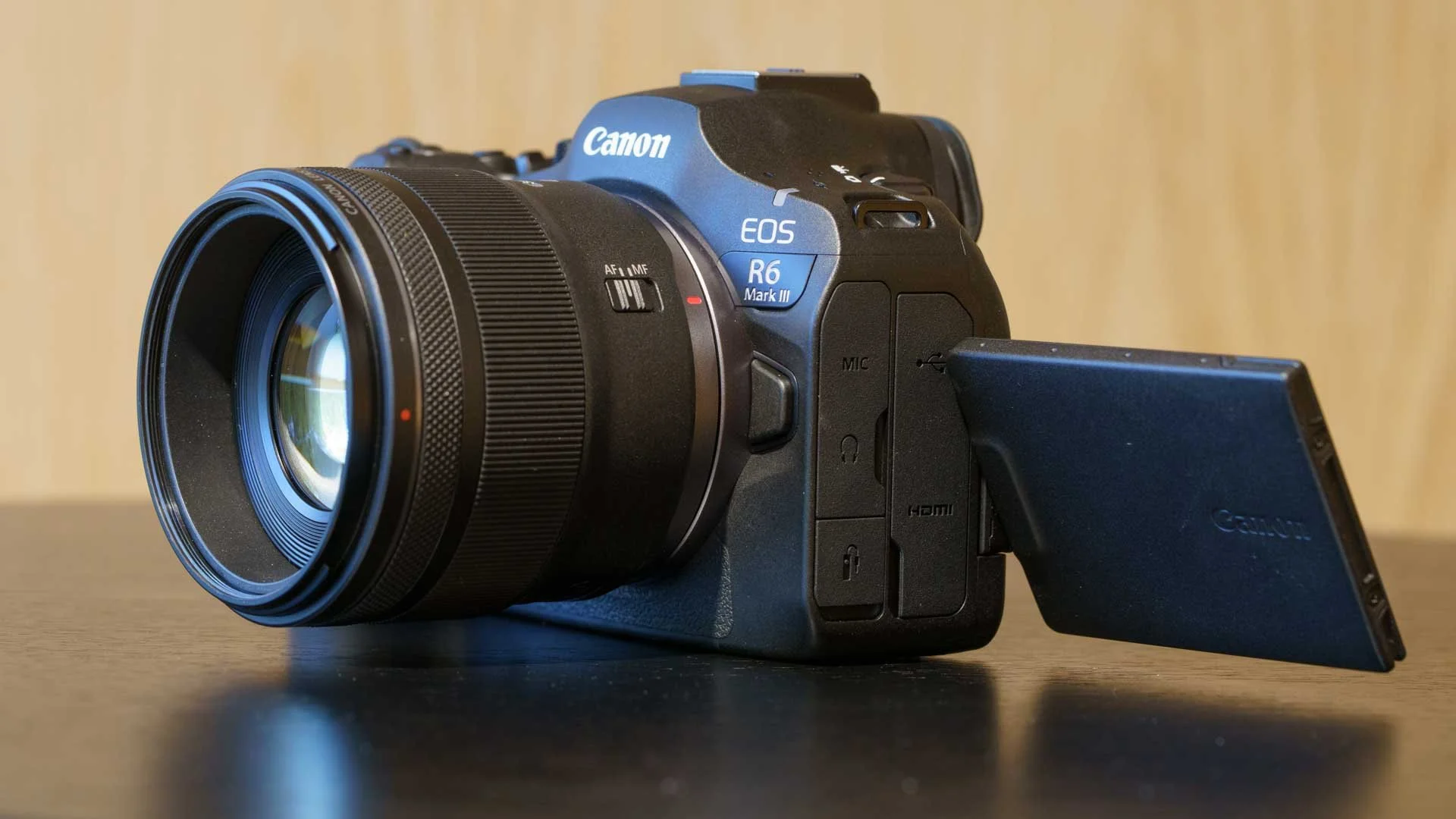  Like the R6 II, the Canon R6 III has a flip-out vari-angle screen that allow you to compose images from a range of angles whether you’re shooting in landscape or portrait orientation. 