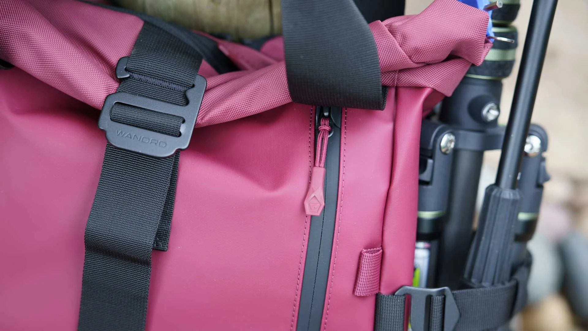 The roll-top strap and zip of the large front pocket on the Wandrd PRVKE 21 V4
