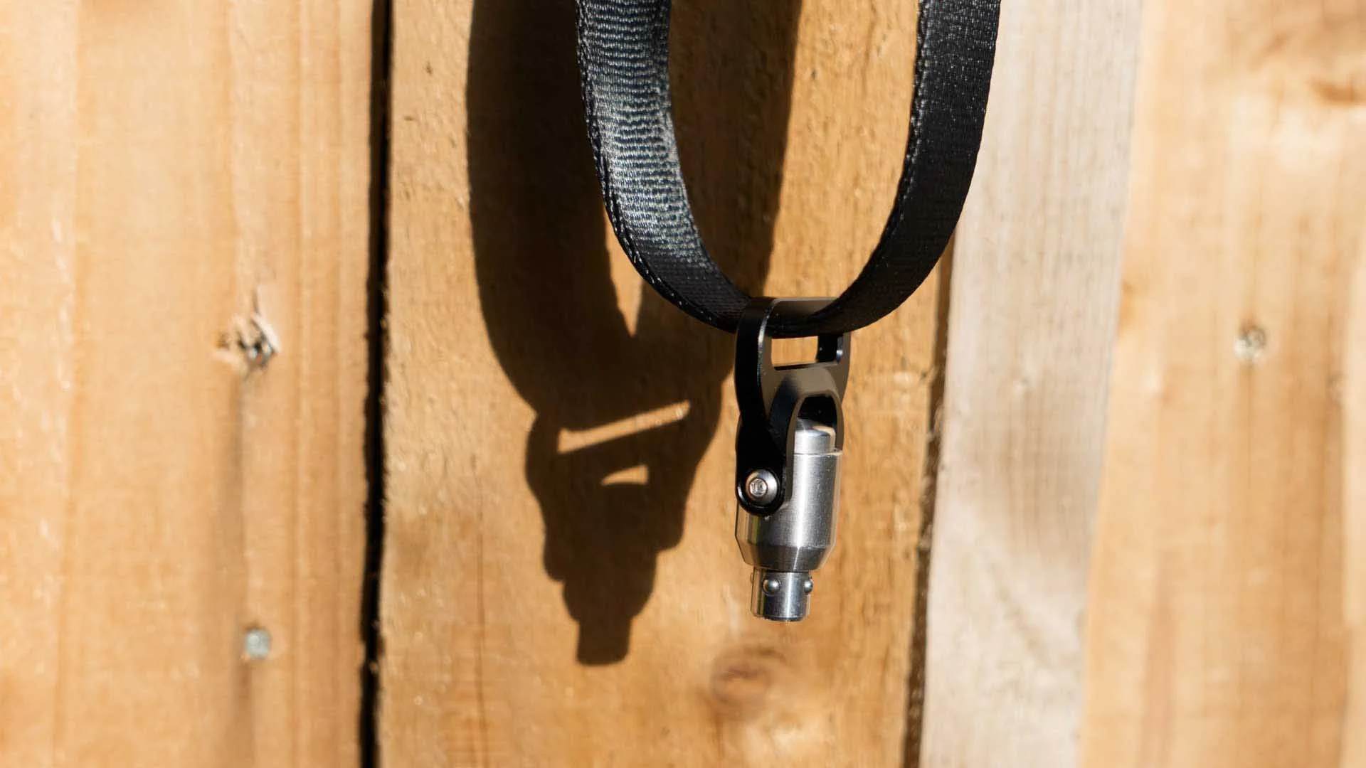  Like the other straps in 3 Legged Thing’s Axis range, the Sling uses QD Swivel connectors to link the strap to the camera or lens. 