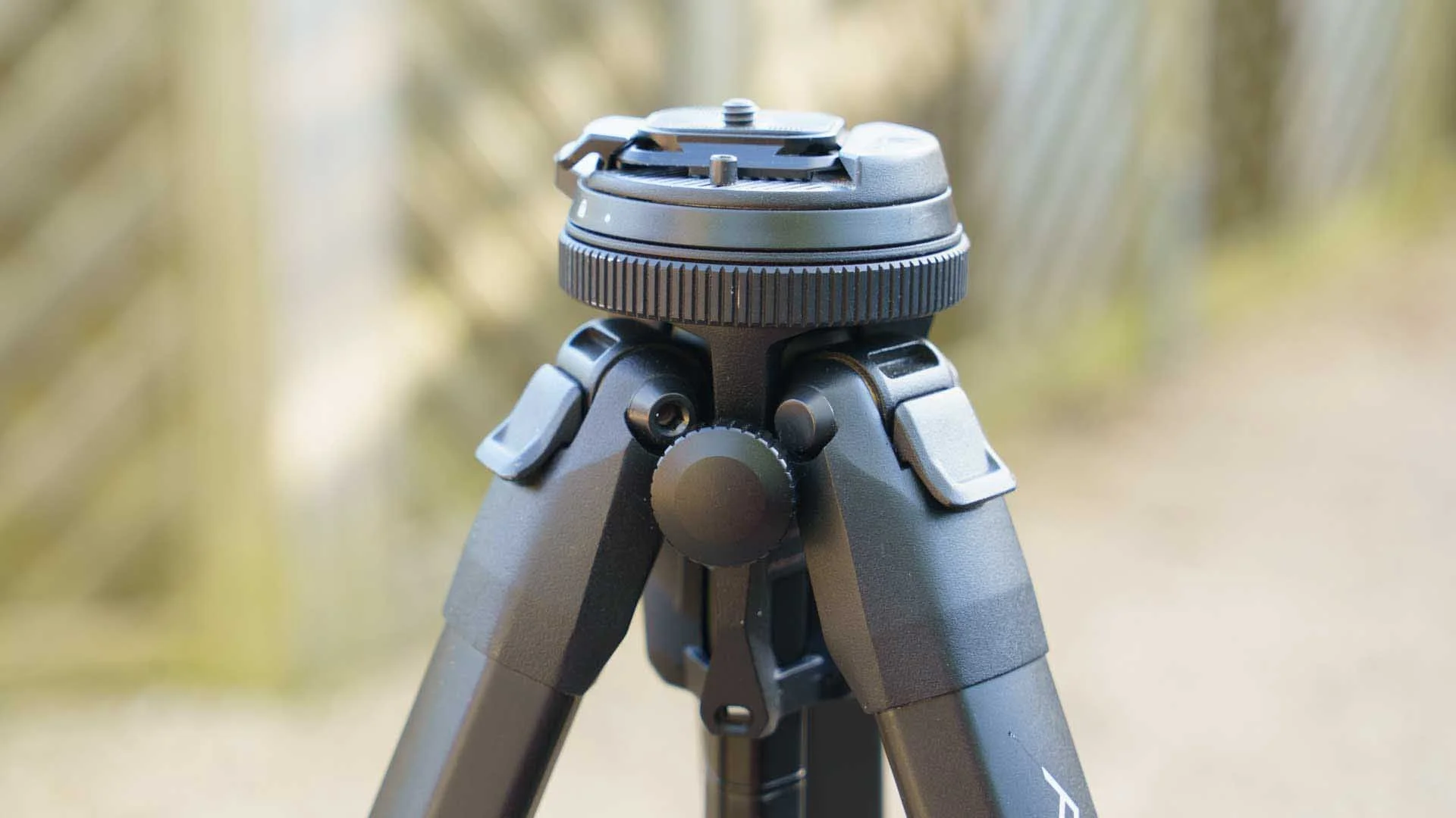  The head can’t be tilted when the centre column is at its shortest setting. The ridge ring near the base of the bear is the head tilt lock. The ring above, which has a tab for grip, is the quick release plate lock. 