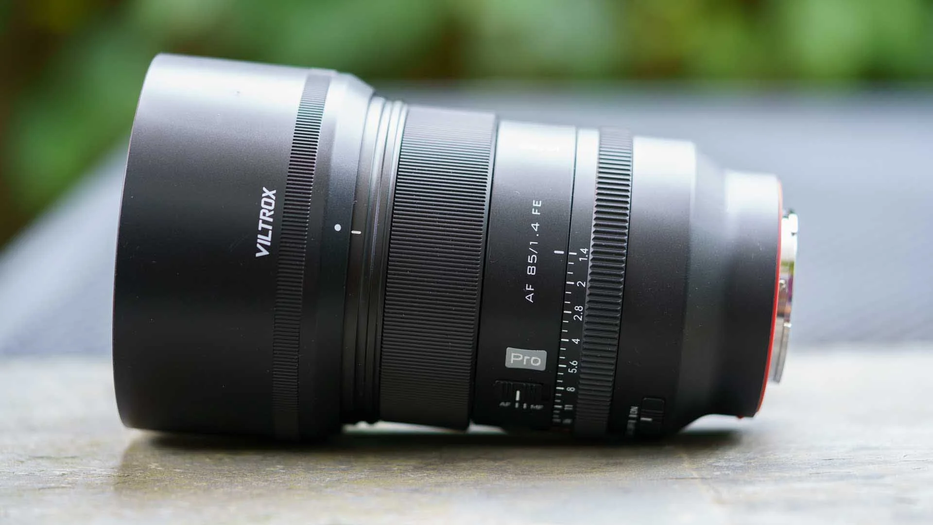  Viltrox supplies the AF 85mm F1.4 Pro FE with a deep lens hood. 