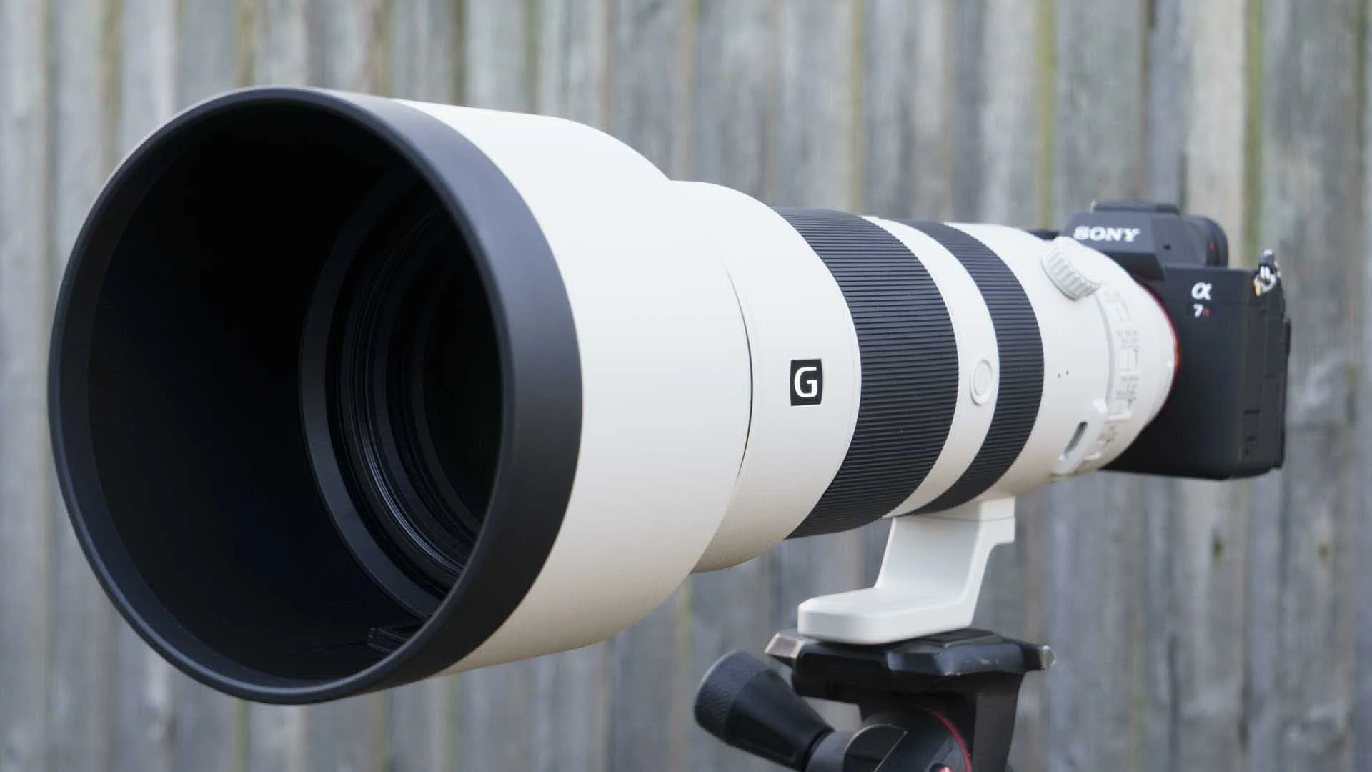  The Sony FE 400-800mm F6.3-8 G OSS comes with a large lens hood with a rubber-like coating on the end. 