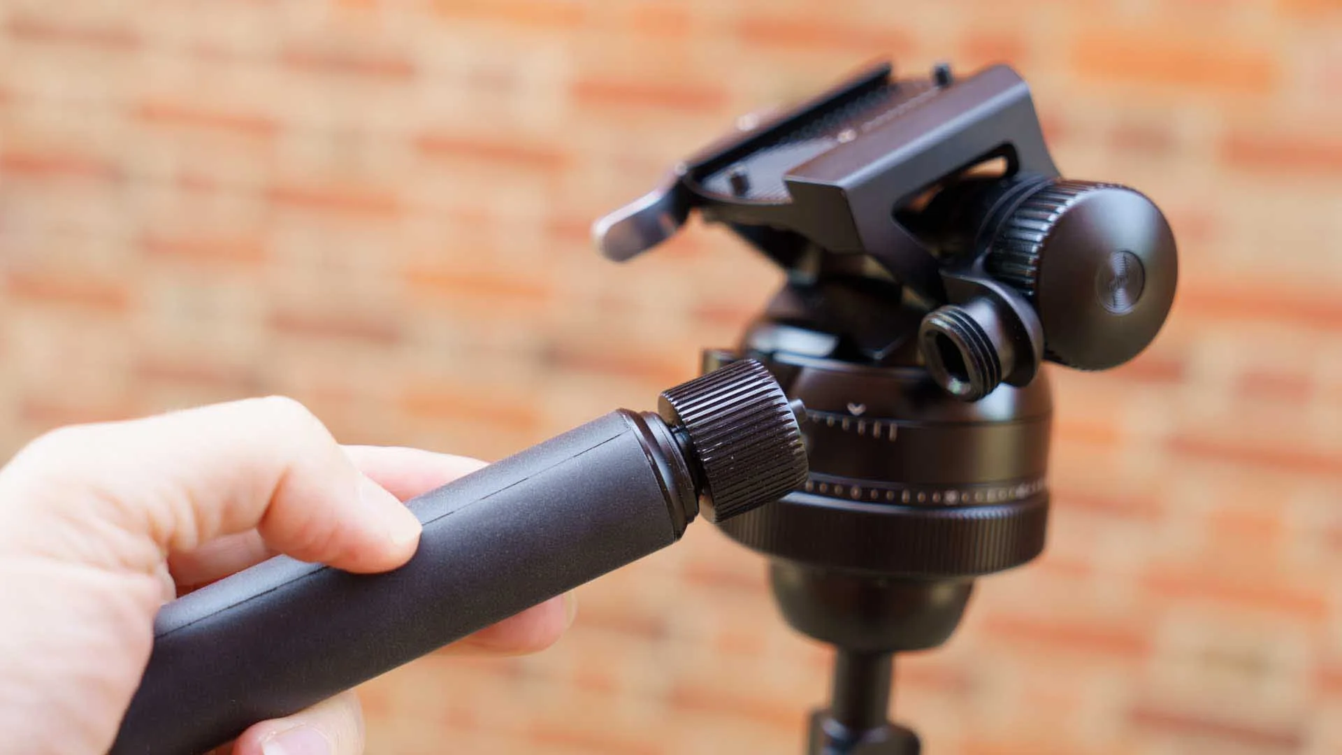  The Peak Design Tilt Mod has a telescopic screw on handle - shown at its shortest length here. When the Tilt Mod isn’t on a Pro Tripod, its handle clips magnetically to the base. 