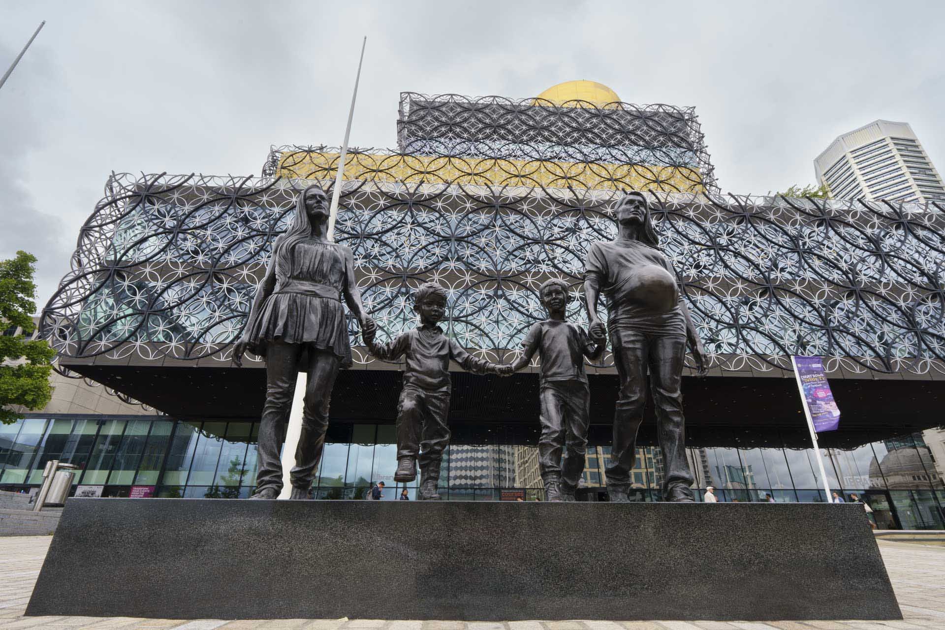  At more usual focus distances, the Sony FE 16mm F/1.8 G  delivers extensive depth of field at f/16 - both the statue and the building in the background are sharp here. Image Credit: Angela Nicholson. Camera: Sony A7R IV, lens: Sony FE 16mm F/1.8 G at f/16, 1/30 sec. 